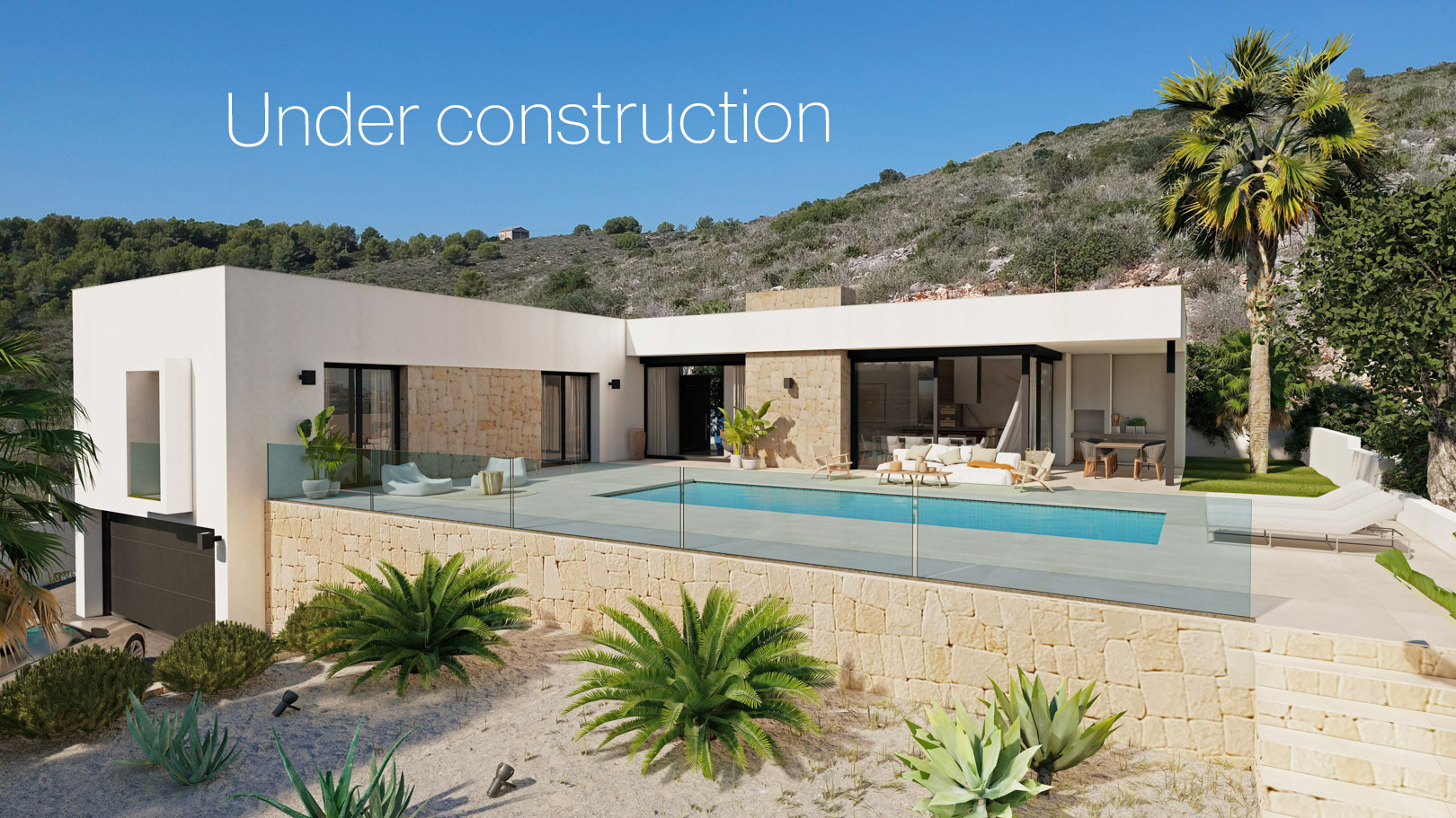 Exterieur van een moderne villa met natuurstenen muren, ruim terras met rechthoekig zwembad, glazen balustrades en mediterrane beplanting op een helling.