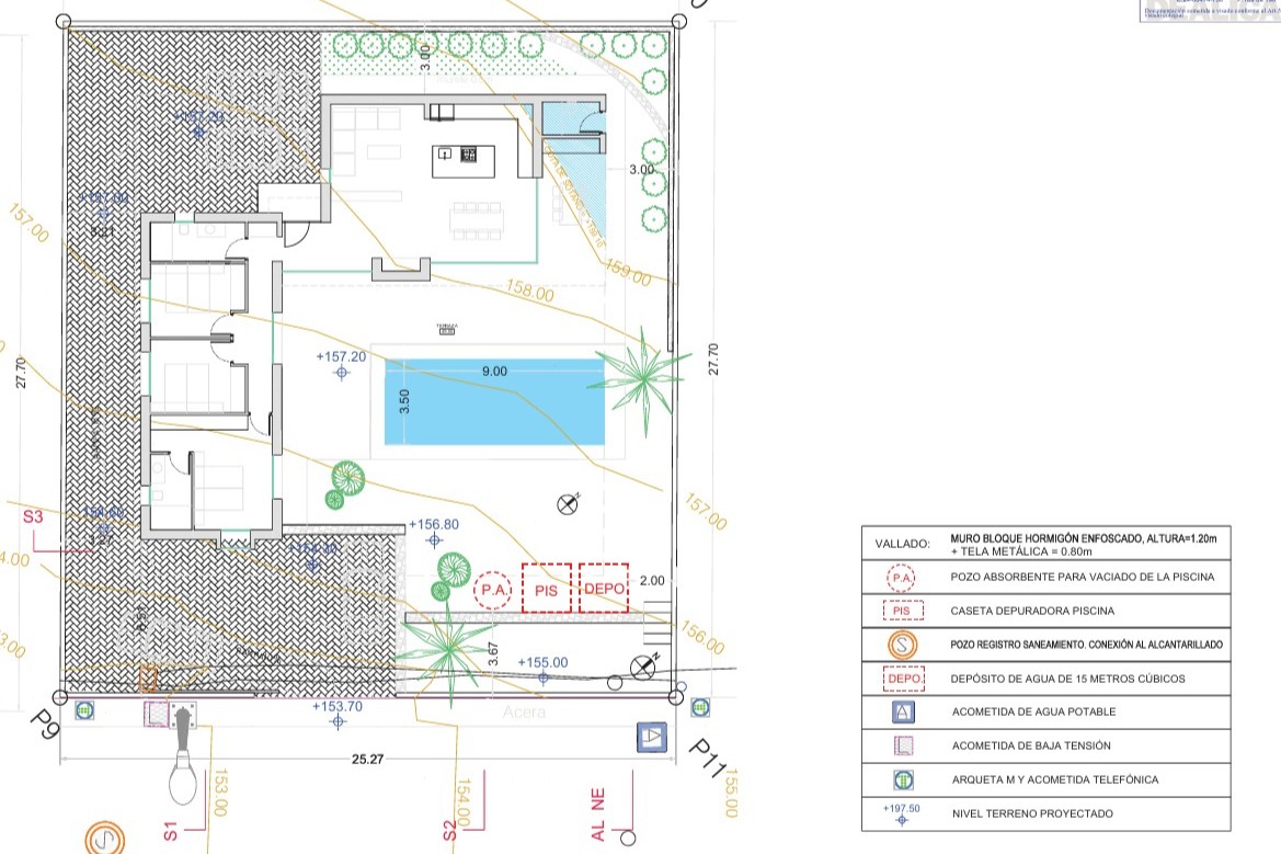 Gedetailleerd technisch inplantingsplan van de villa met L-vormige indeling, zwembad van 9x3,5m, drie slaapkamers en technische specificaties van het perceel.
