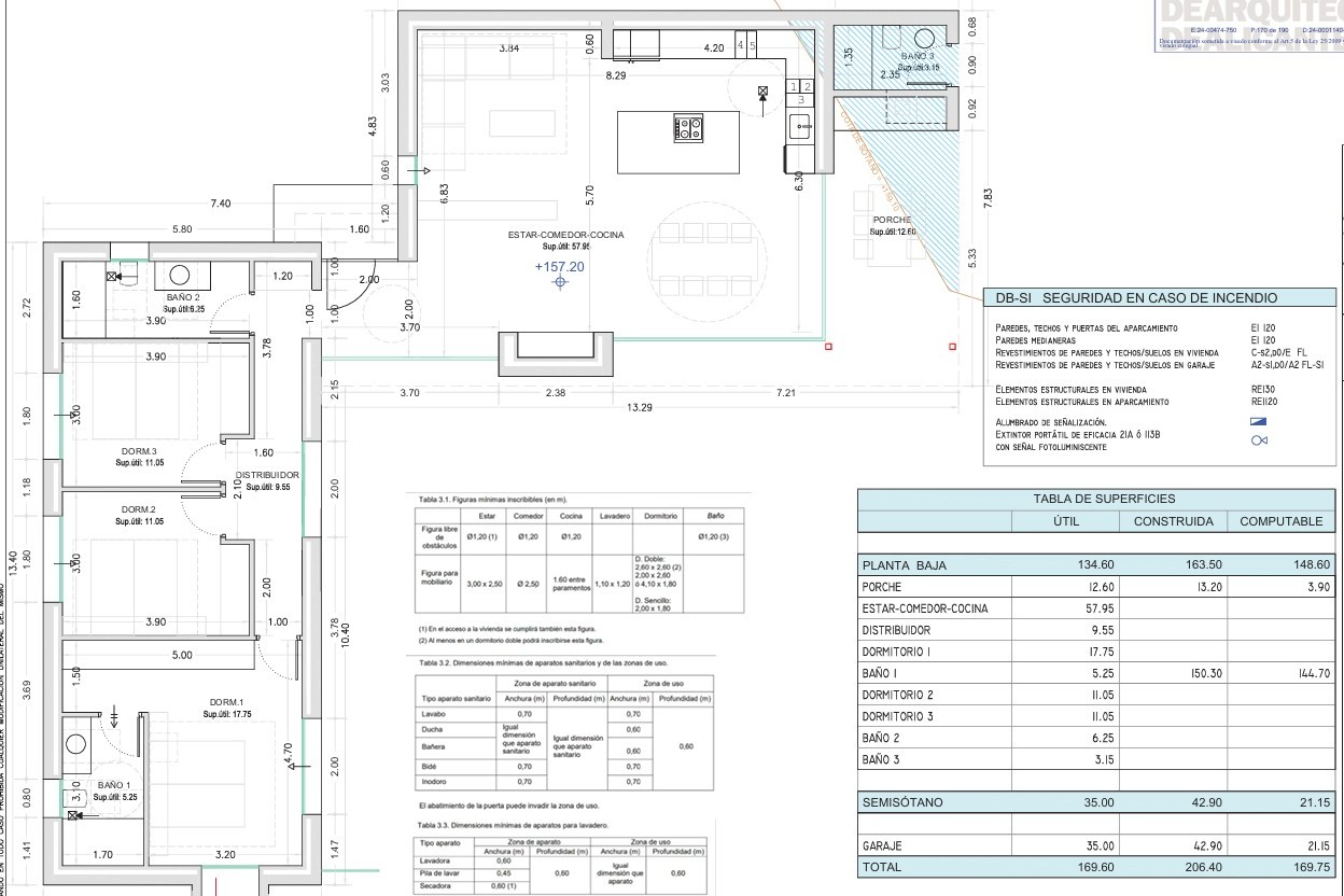 Gedetailleerde architecturale plattegrond van de begane grond met de indeling van drie slaapkamers, drie badkamers en een ruime open woon- en eetkamer.