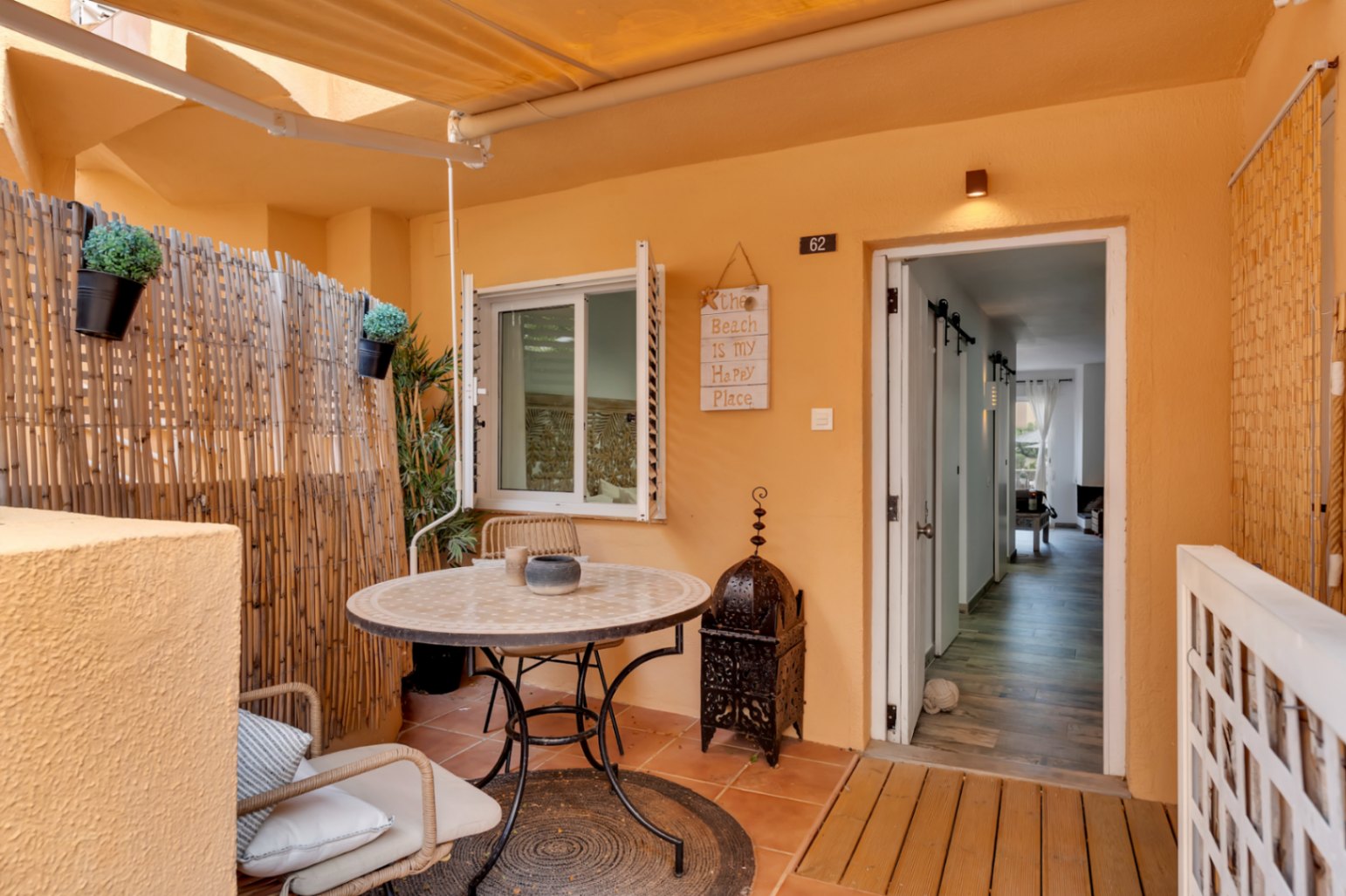 Gelijkvloers appartement in Dénia met zwembad en privéterras