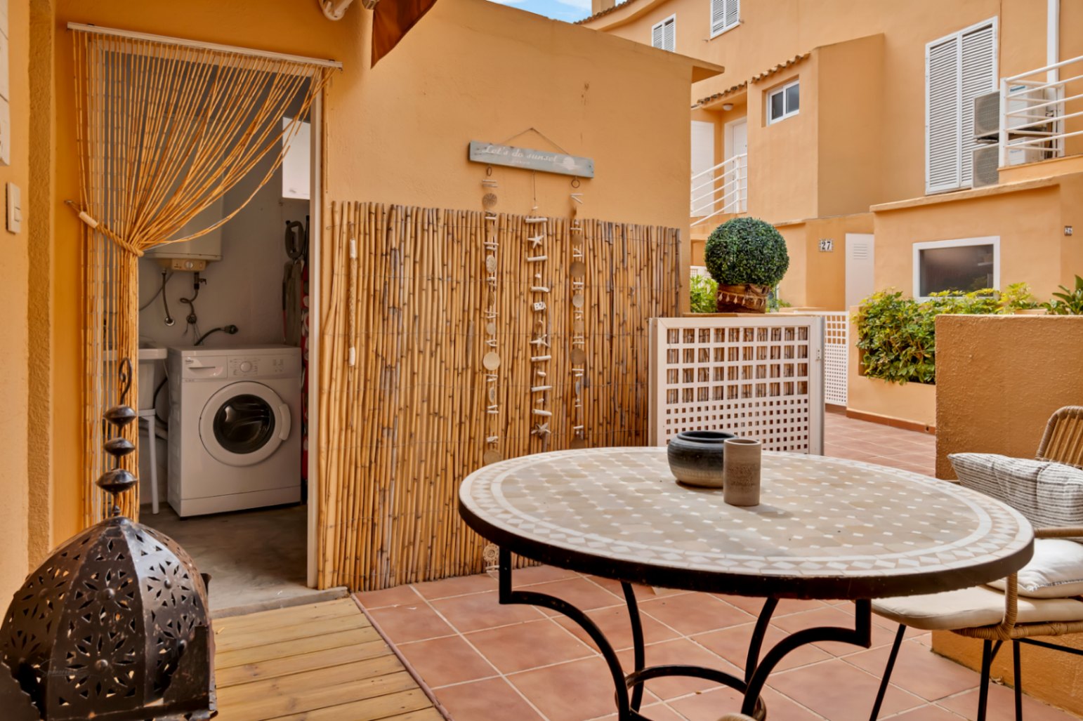 Gelijkvloers appartement in Dénia met zwembad en privéterras