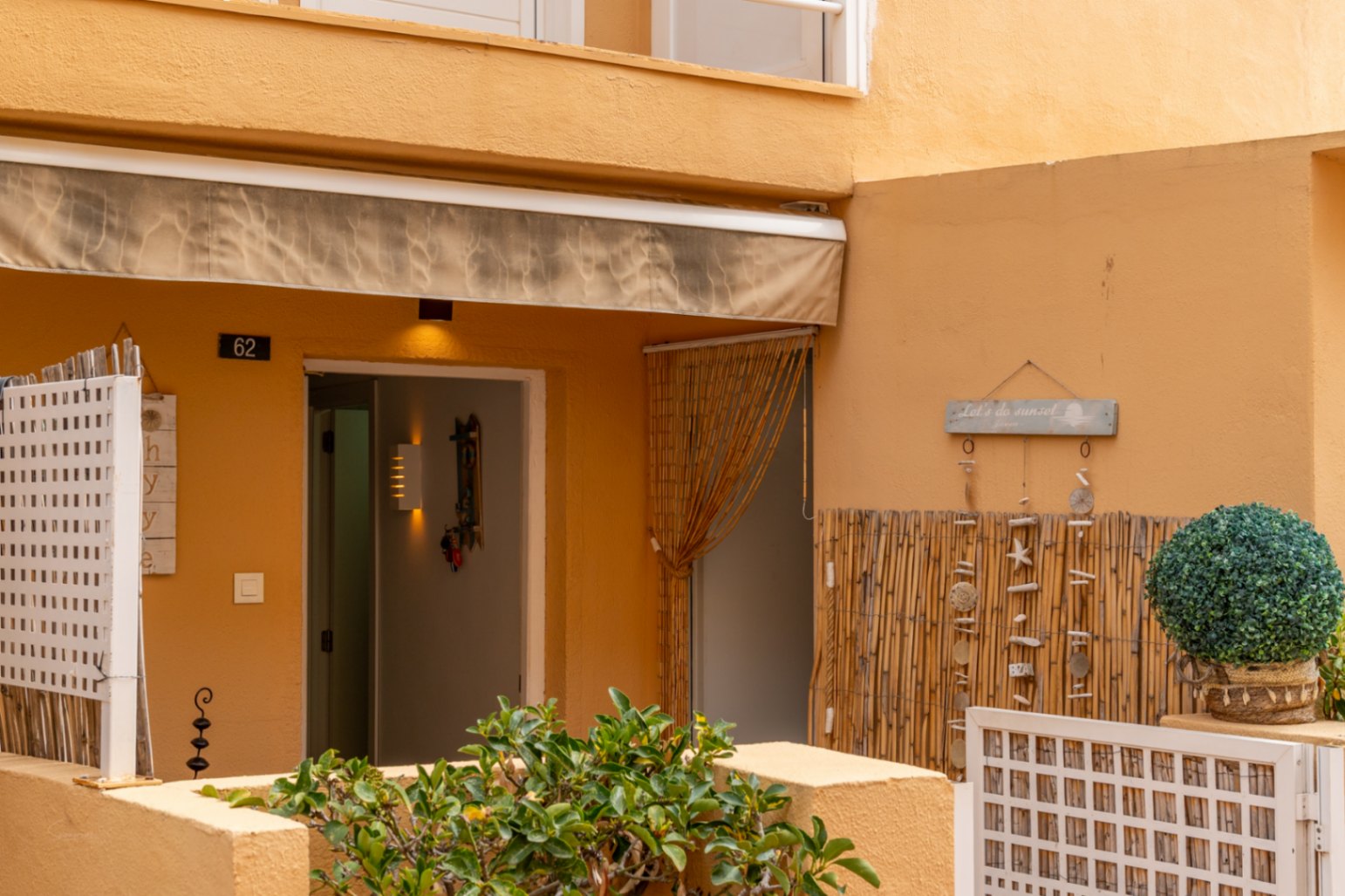 Gelijkvloers appartement in Dénia met zwembad en privéterras