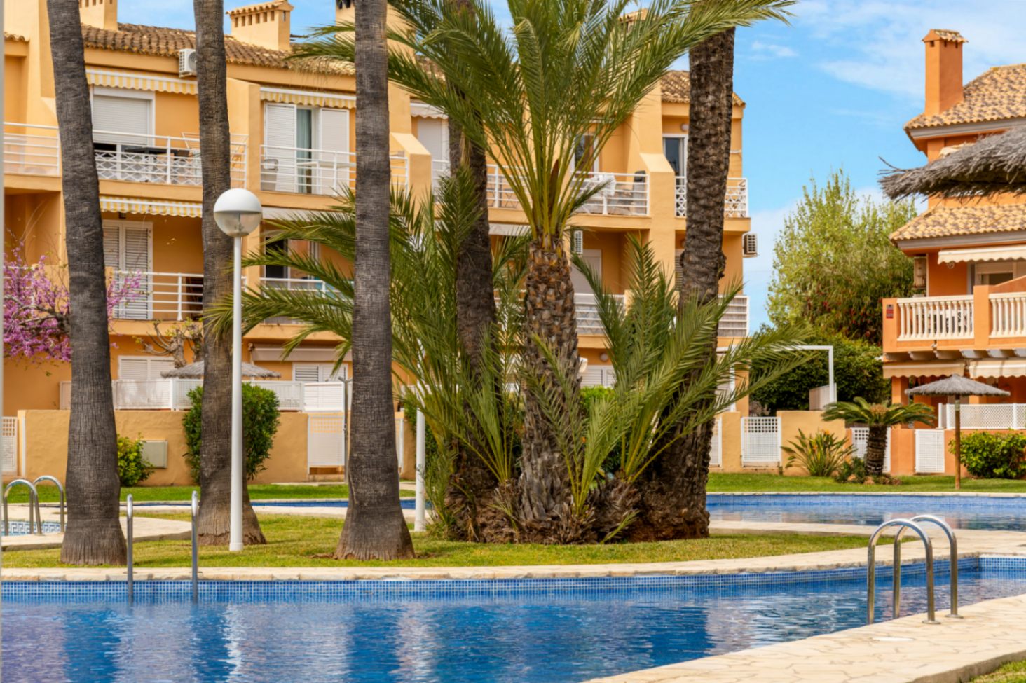 Gelijkvloers appartement in Dénia met zwembad en privéterras