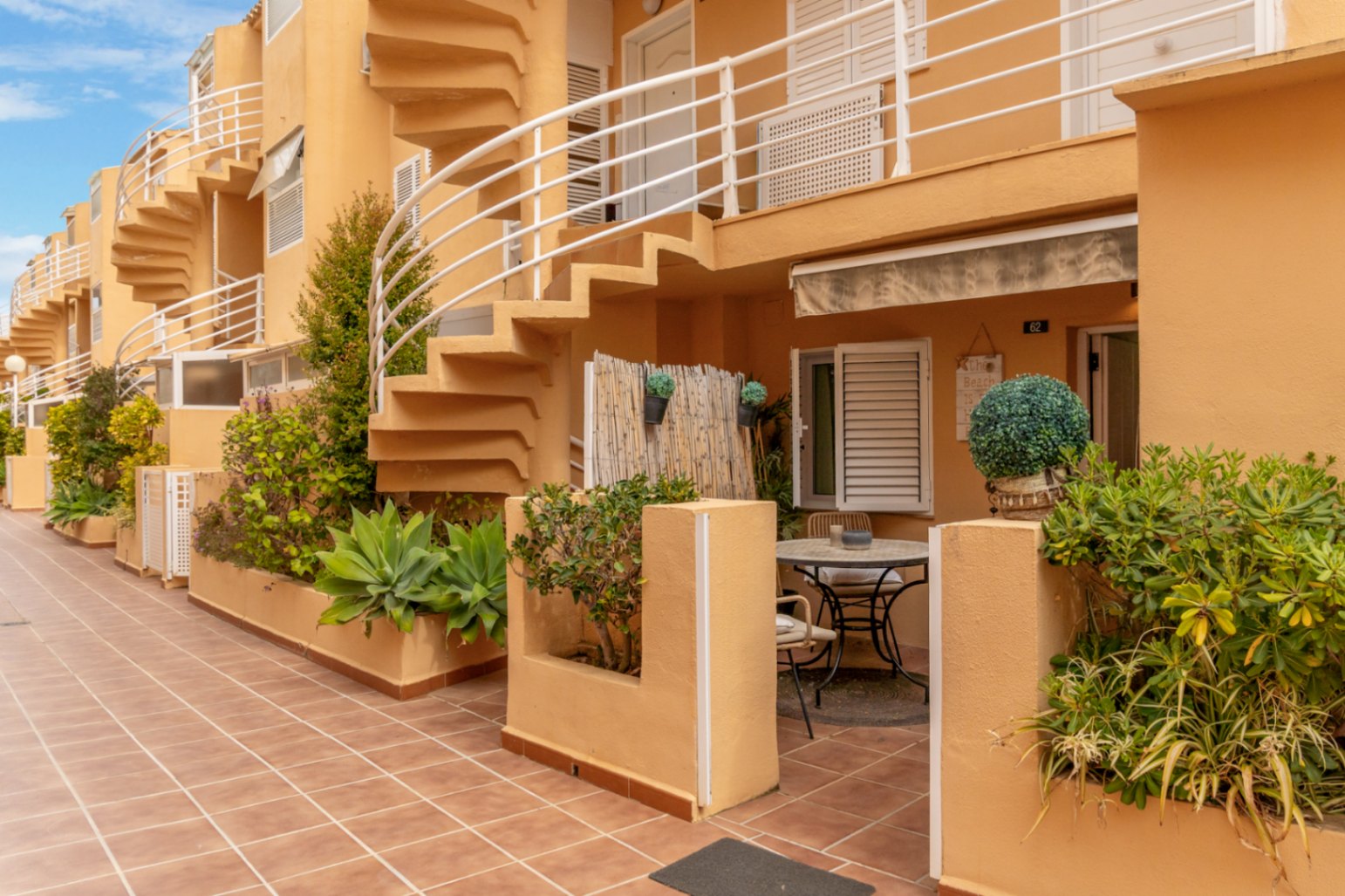 Gelijkvloers appartement in Dénia met zwembad en privéterras