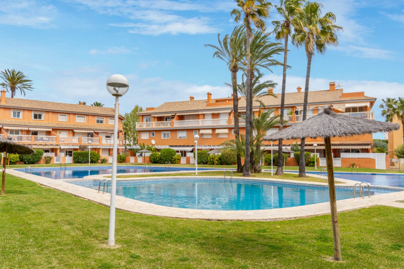Gelijkvloers appartement in Dénia met zwembad en privéterras