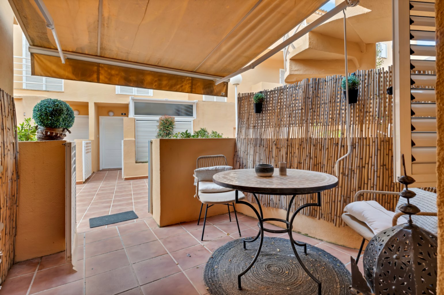 Gelijkvloers appartement in Dénia met zwembad en privéterras