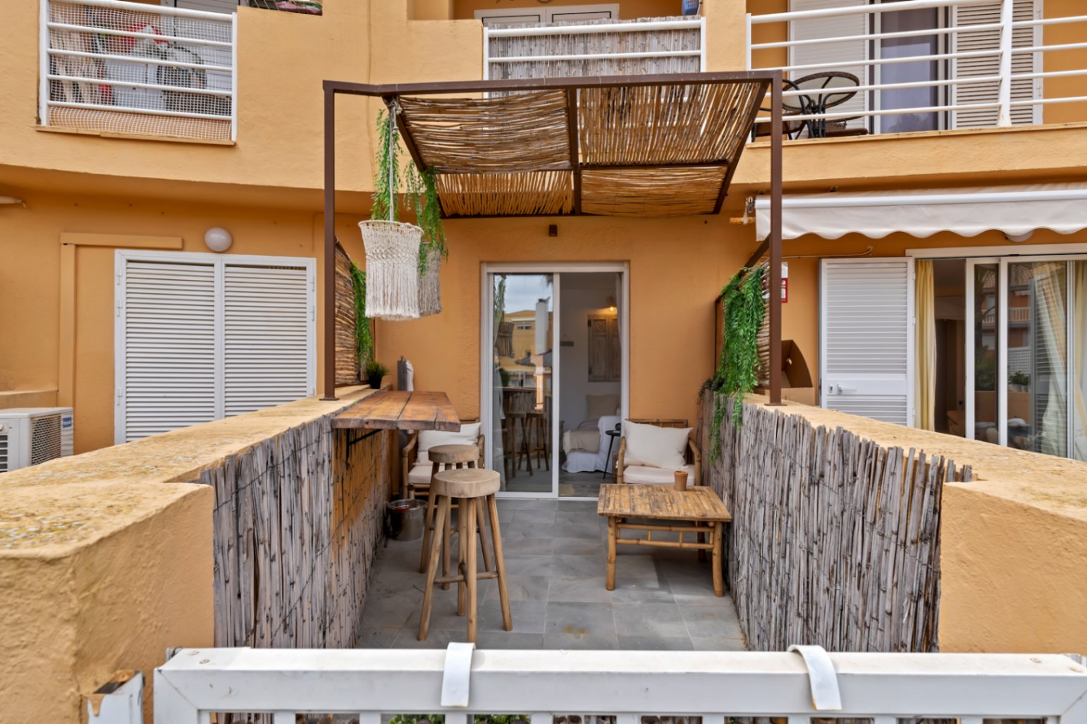 Gelijkvloers appartement in Dénia met zwembad en privéterras