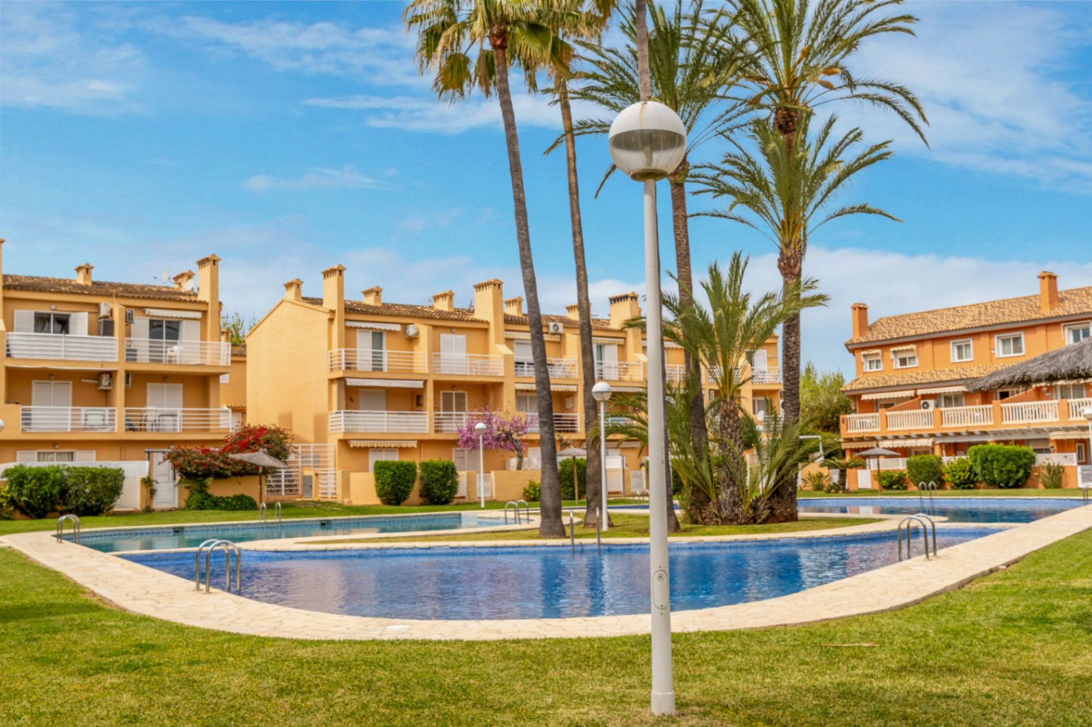 Gelijkvloers appartement in Dénia met zwembad en privéterras