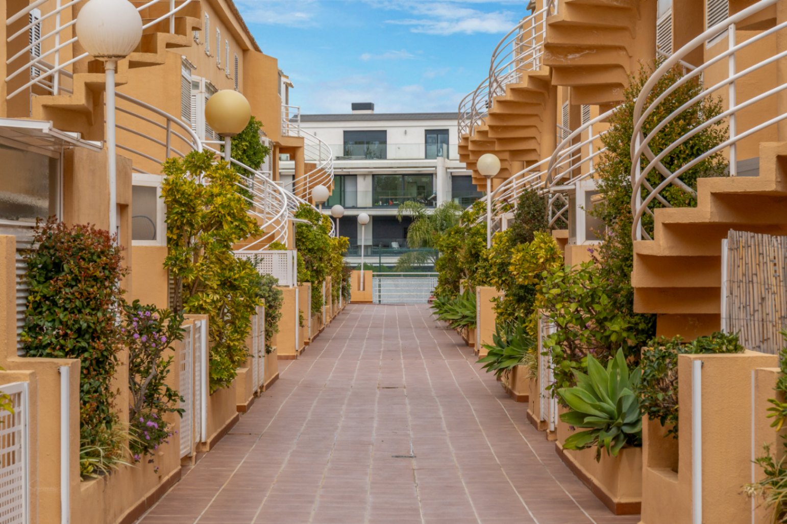 Gelijkvloers appartement in Dénia met zwembad en privéterras