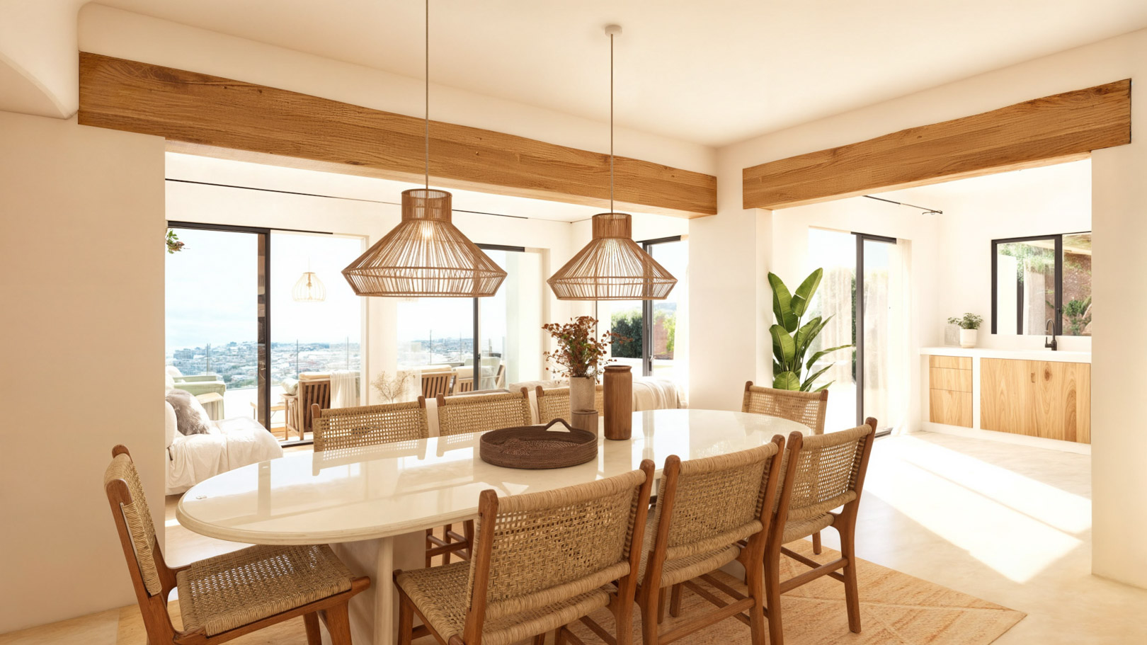 Open eetkamer met houten balken, rotan stoelen en grote schuifdeuren die direct toegang bieden tot het terras met panoramisch uitzicht op zee.