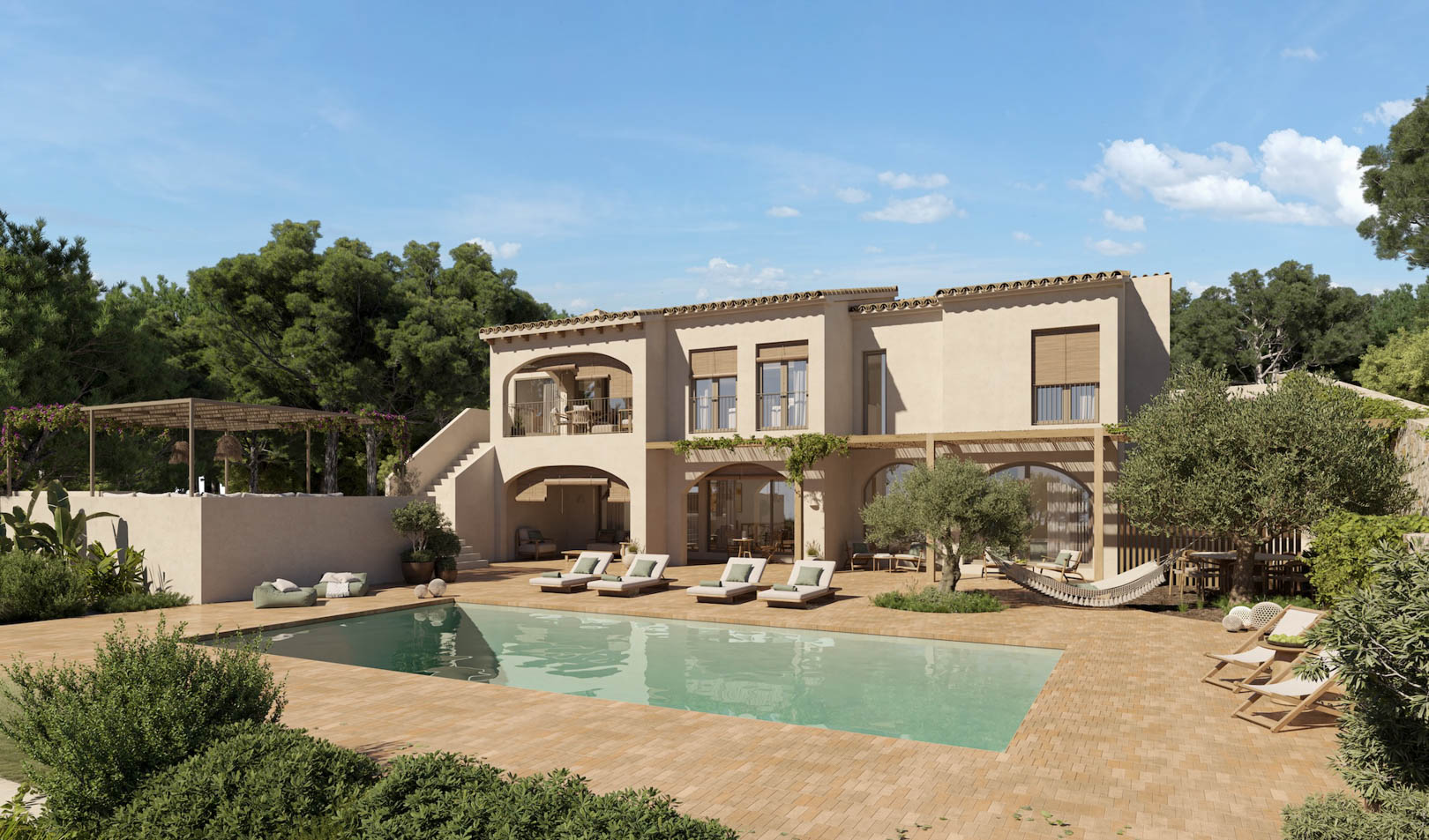 Exterieur van de villa met ruim zwembad, terracotta terras, geïntegreerde olijfbomen en een zandkleurige gevel met karakteristieke bogen en houten pergola's.