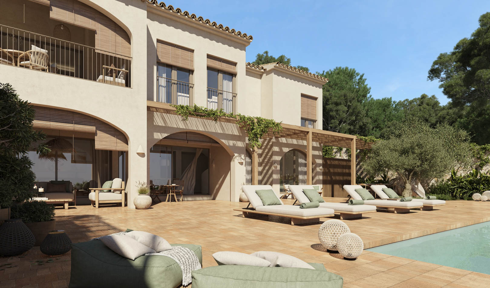 Exterieur van de villa met terracotta terras, zwembad en houten pergola's. De gevel toont traditionele bogen, moderne ligbedden en een olijfboom geïntegreerd in de tuin.