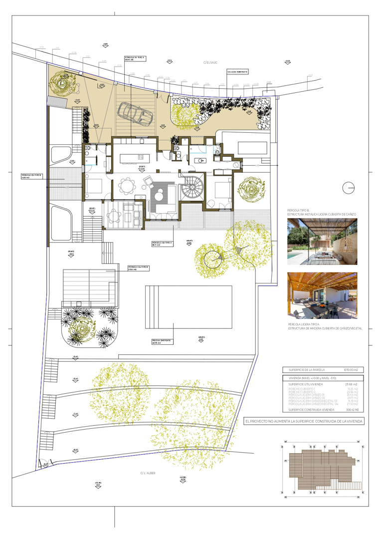 Gedetailleerd architectonisch situatieplan met de indeling van de villa, het centrale zwembad en de aangelegde tuinen op een perceel van 1070 m2.