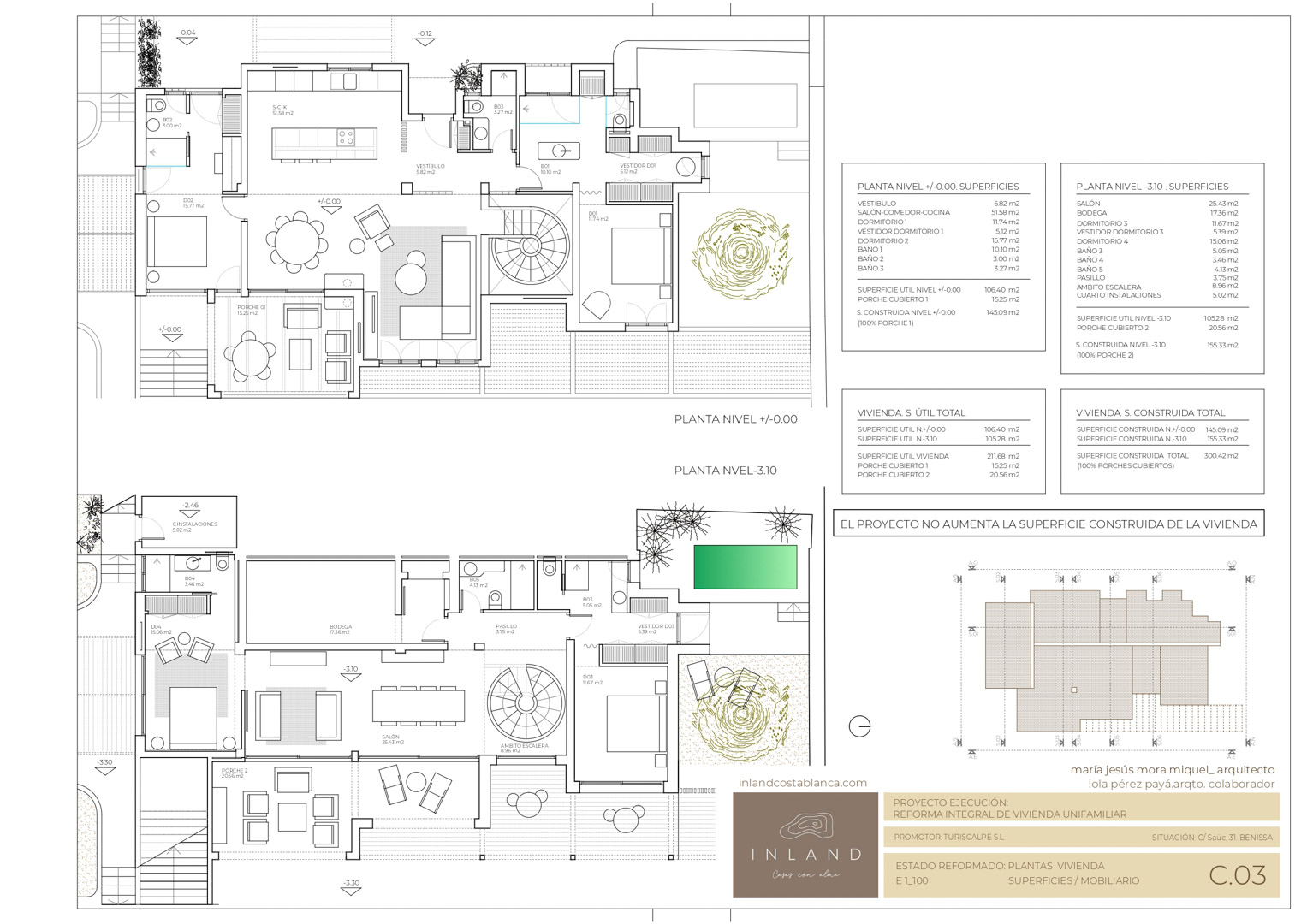 Gedetailleerde architectonische plattegronden van de twee verdiepingen, met een centrale wenteltrap, open leefruimtes en slaapkamersuites met inloopkasten.