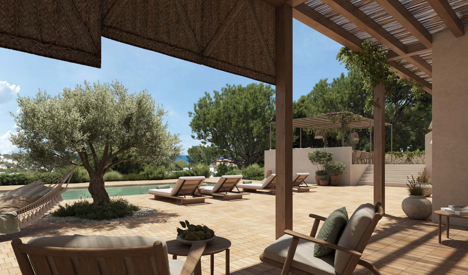 Hoofdterras met houten pergola en rieten dak, zonnedek met ligbedden bij het zwembad en een centrale olijfboom met uitzicht op de omliggende natuur en zee.