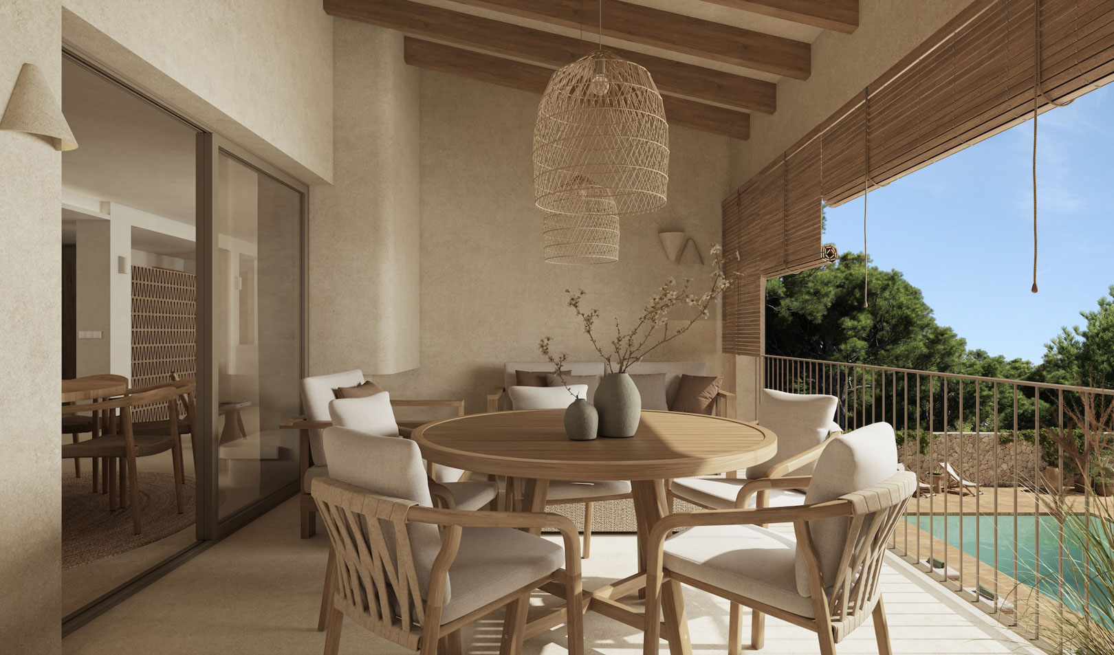 Overdekt terras met houten balkenplafond, een ronde eethoek en natuurlijke hanglampen met uitzicht op het zwembad en de omliggende mediterrane pijnbomen.