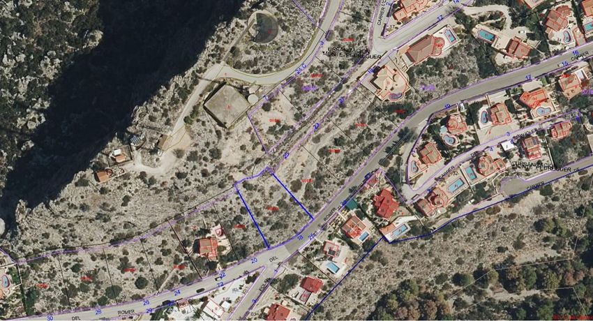 Luchtfoto van het stedelijke perceel, blauw omrand, gelegen aan de 'ROMER' weg in de urbanisatie Monte Pedreguer. Het onbebouwde terrein is zichtbaar, omringd door bestaande woonhuizen. Luchtfoto van het stedelijke perceel, blauw omrand, gelegen aan de 'ROMER' weg in de urbanisatie Monte Pedreguer. Het onbebouwde terrein is zichtbaar, omringd door bestaande woonhuizen.