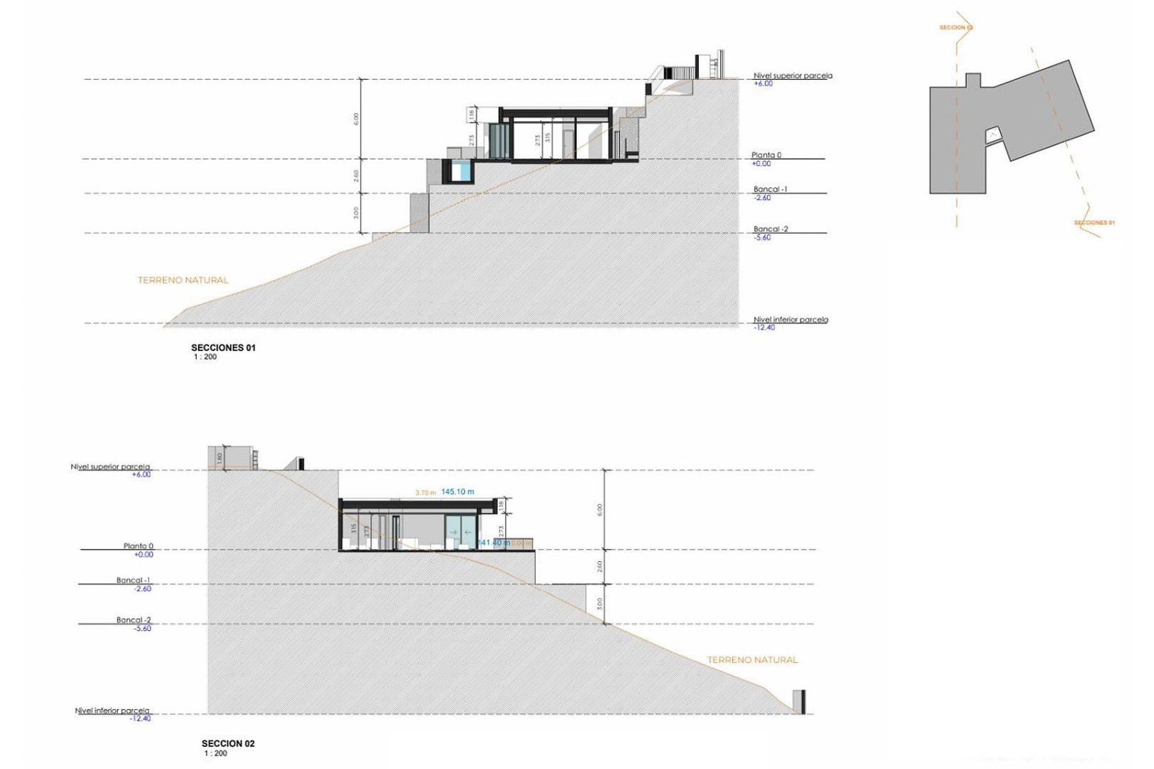 Architecturale doorsnedetekeningen die de integratie van de villa in de natuurlijke helling tonen, inclusief de verschillende terrasniveaus en hoogtematen.