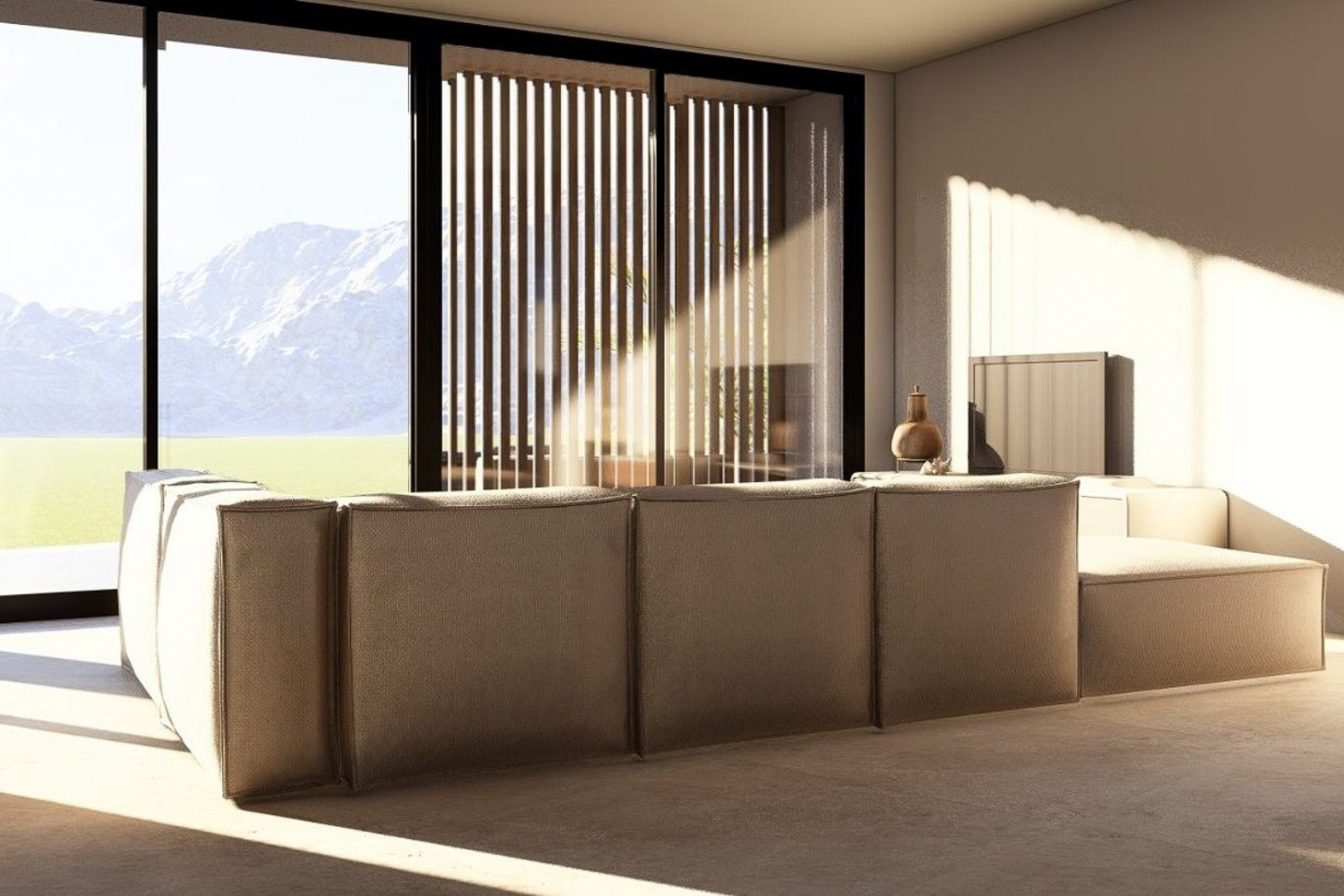 Lichte woonkamer met modulaire bank in aardetinten, kamerhoge glazen schuifdeuren en panoramisch uitzicht op de bergen met houten lamellen.