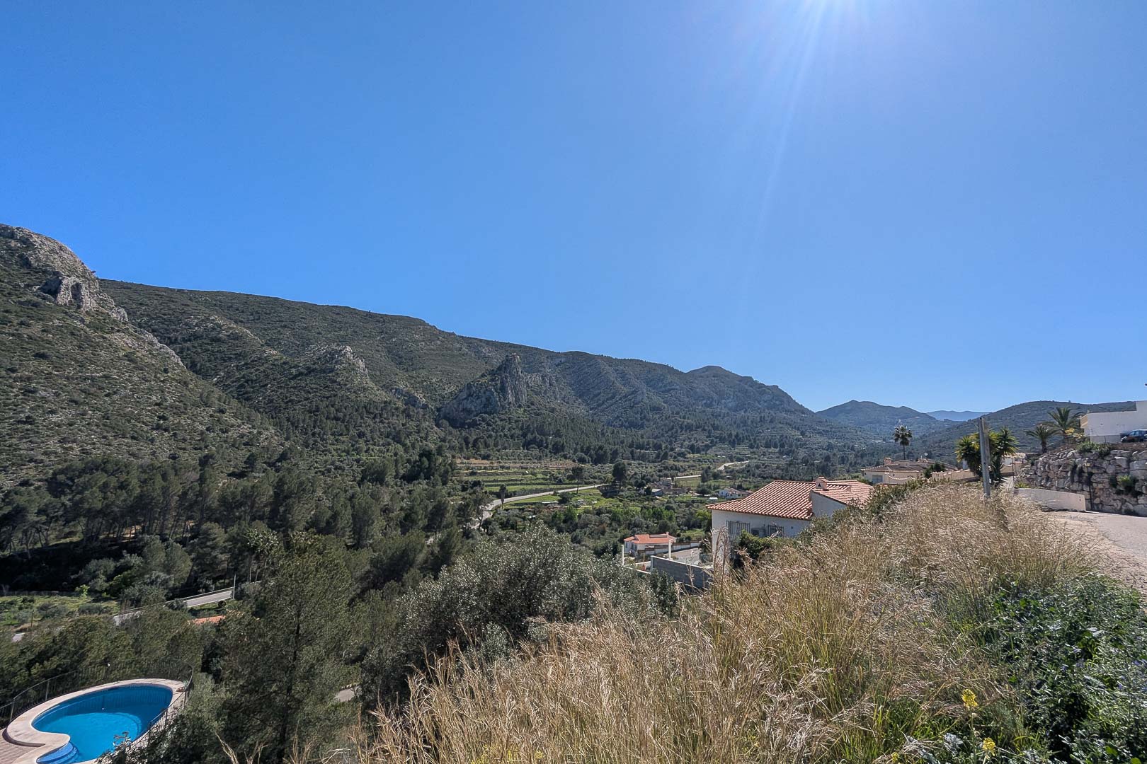 Panoramisch uitzicht over de vallei van Pedreguer en de omliggende bergen, met een weids zicht op het mediterrane landschap en de natuurlijke omgeving.