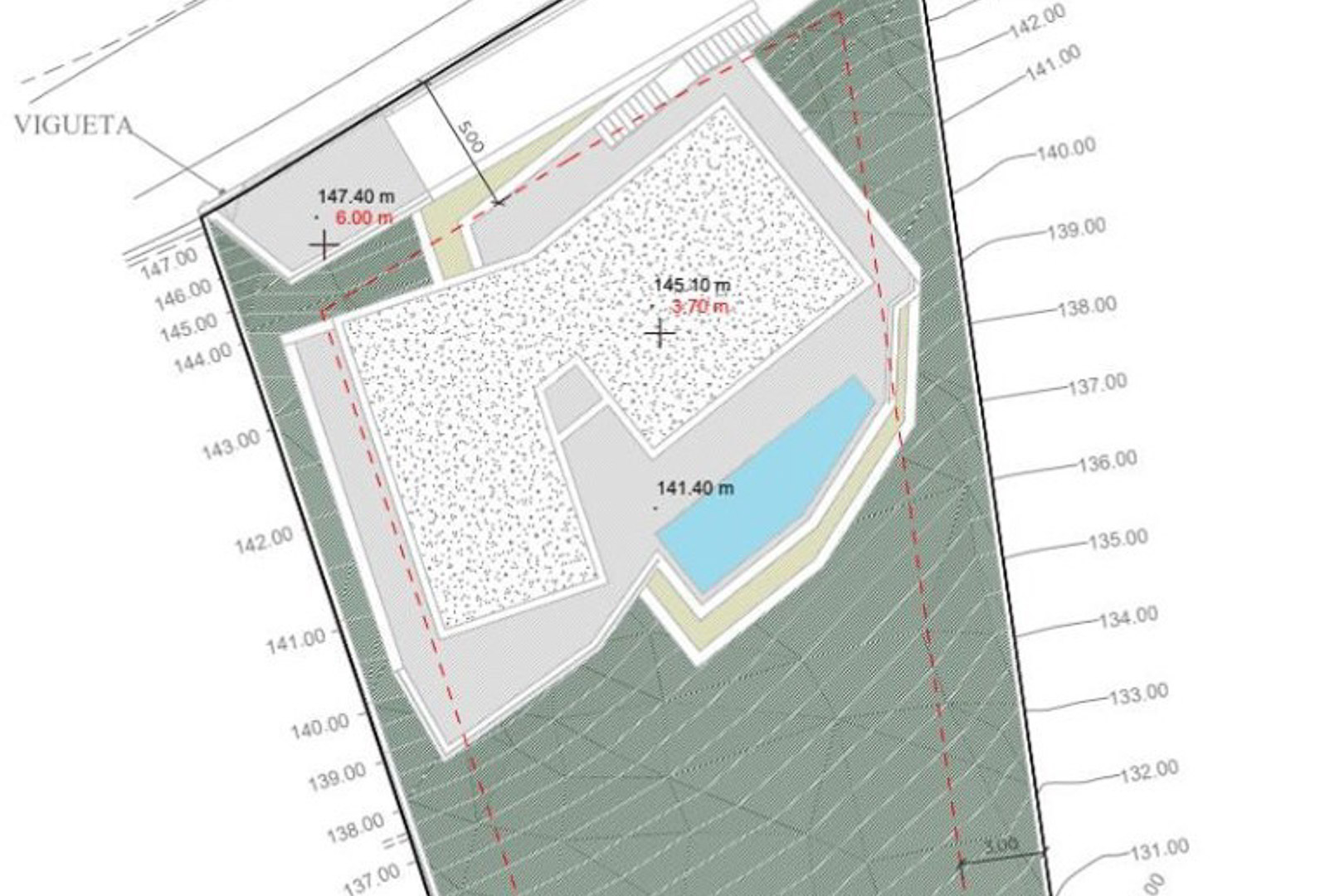 Technisch inplantingsplan met de voetafdruk van de villa, de locatie van het zwembad en de topografische hoogtelijnen van het perceel.