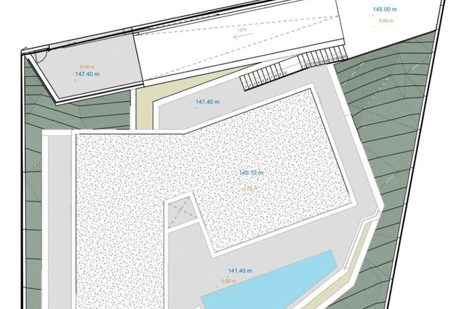 Technische situatietekening met de voetafdruk van de villa, het zwembad, buitentrappen en de topografische hoogtematen van het perceel.