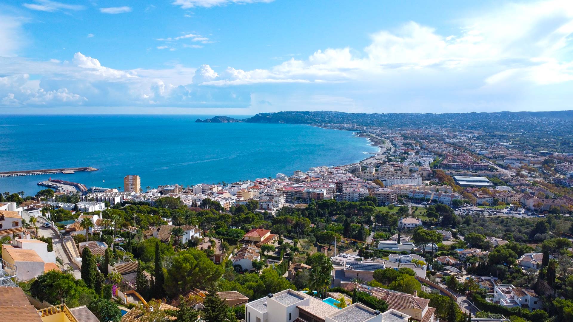 Panoramisch uitzicht vanuit La Corona over de baai van Jávea, de haven en de kaap van Cap Negre in de verte.