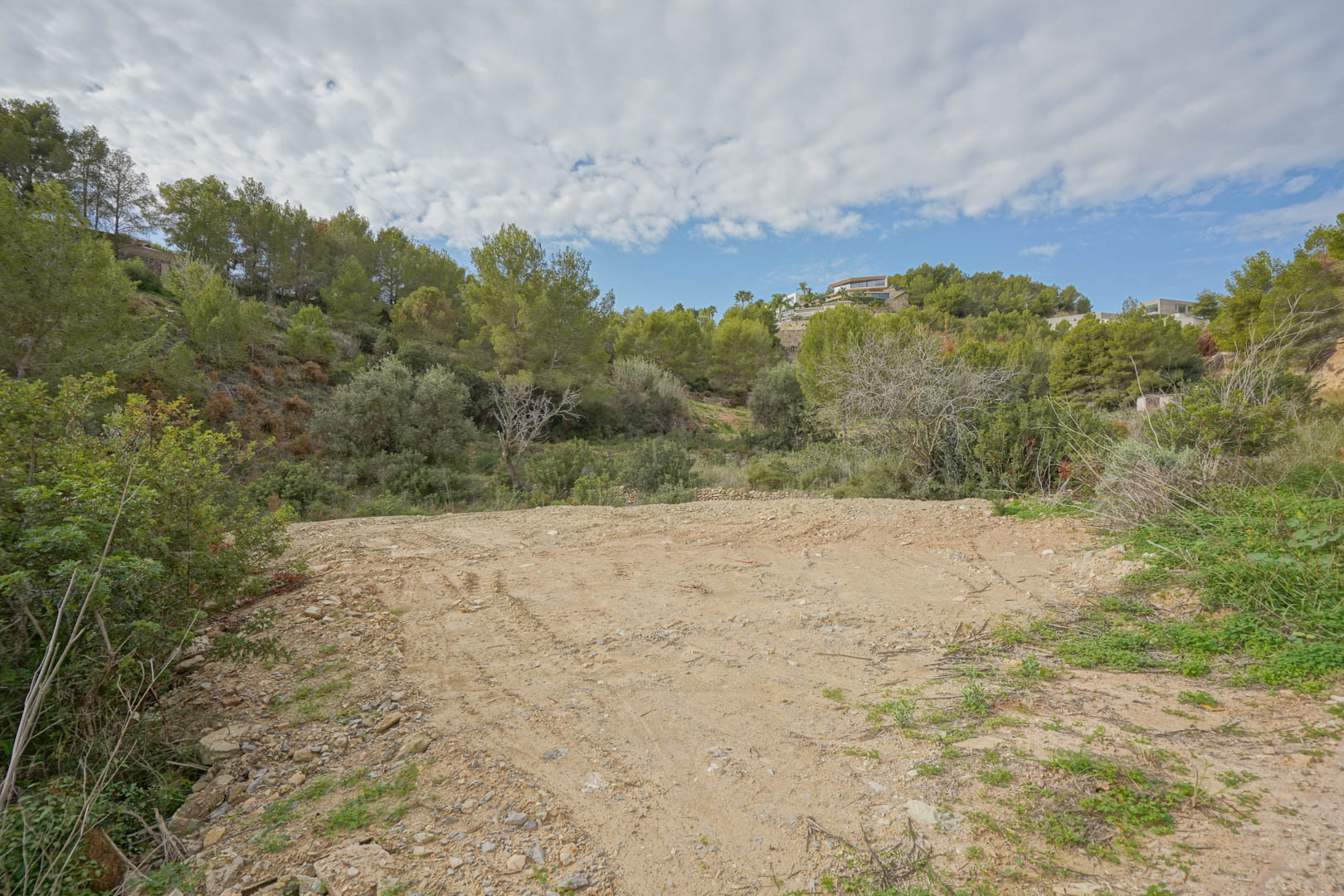 Vlak en bouwklaar perceel omgeven door mediterrane pijnbomen en natuur, gelegen in een rustige woonwijk klaar voor de bouw van de villa.