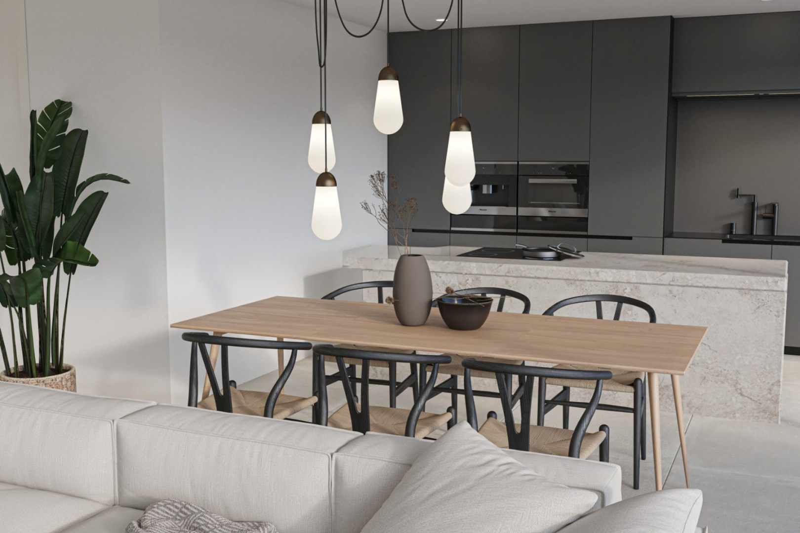 Moderne eethoek en keuken met natuurstenen kookeiland, antracietgrijze kasten, inbouwapparatuur en design hanglampen boven een houten tafel.