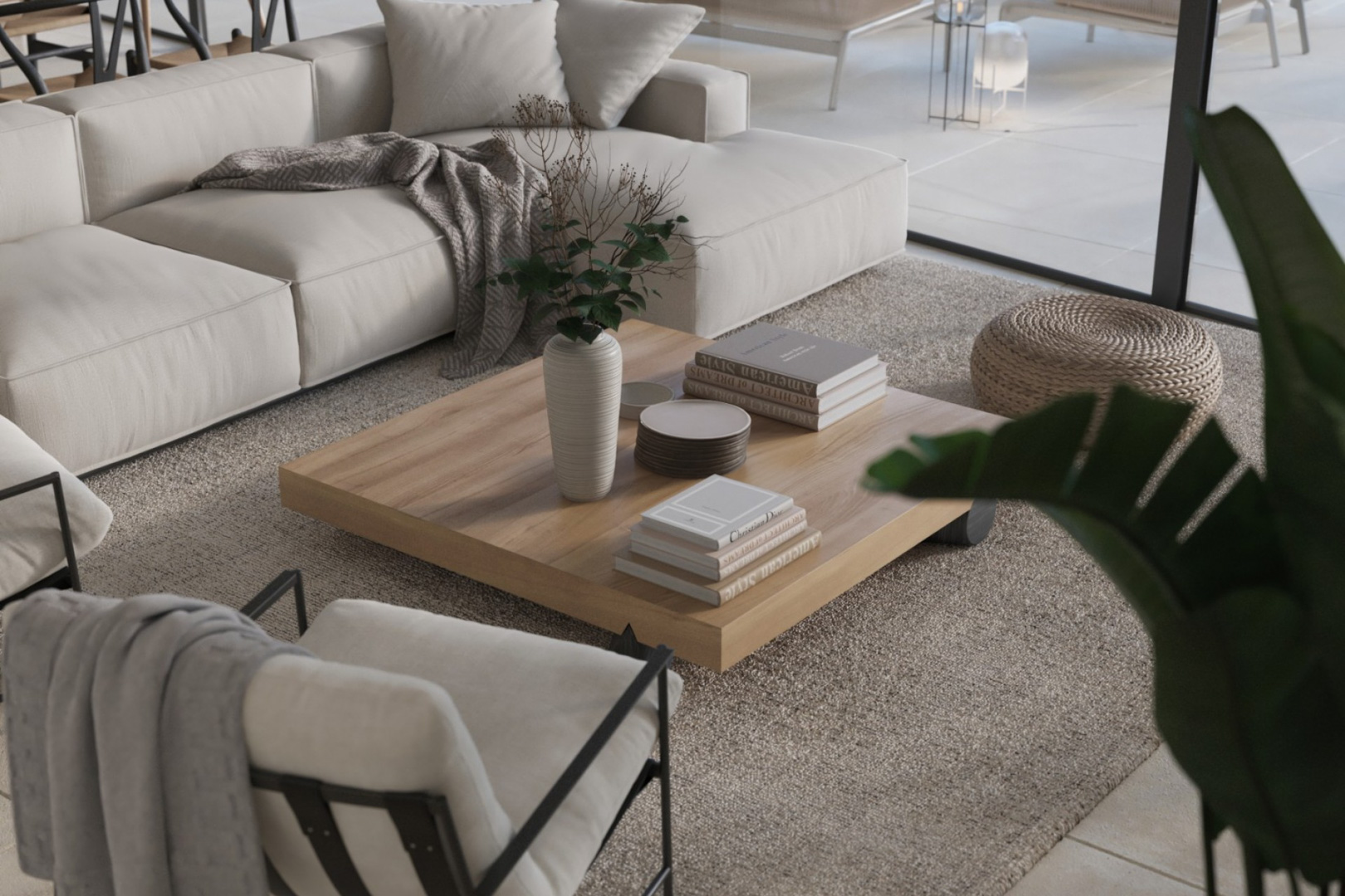 Moderne woonkamer met een crème modulaire bank, een vierkante eikenhouten salontafel en grote glazen schuifdeuren die binnen met buiten verbinden.
