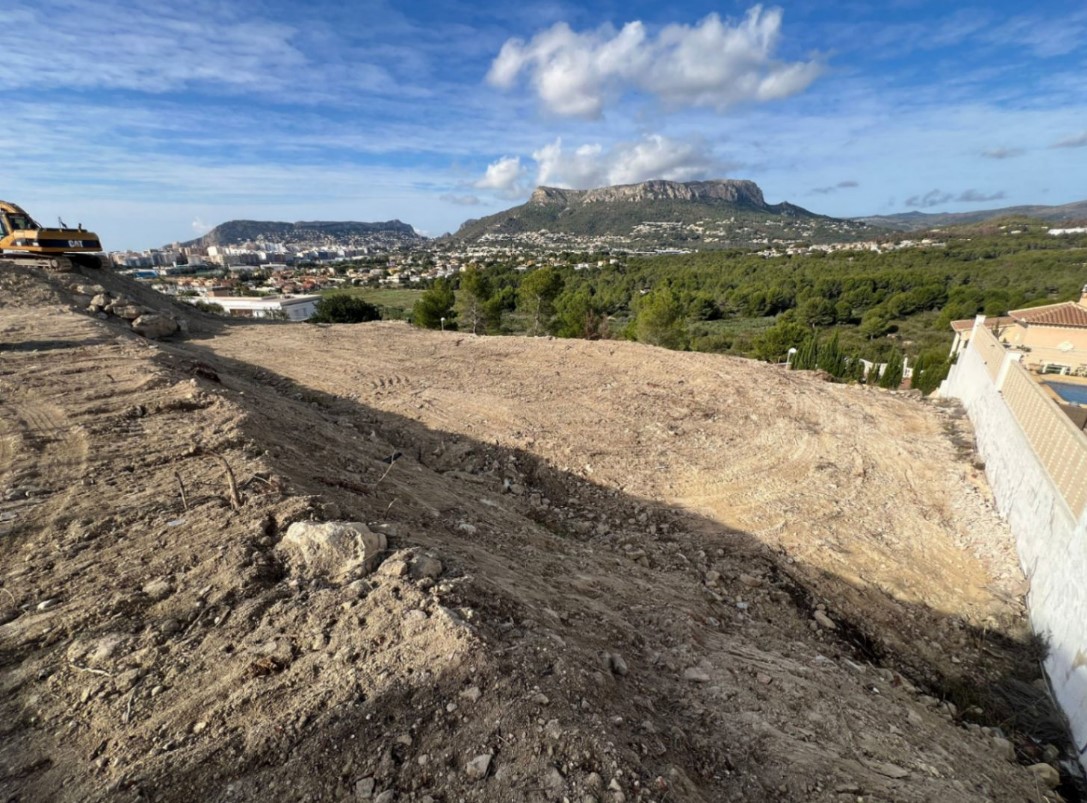 Bouwperceel in de voorbereidingsfase met weids uitzicht op de Peñón de Ifach, de stad Calpe en de omliggende bergketens.