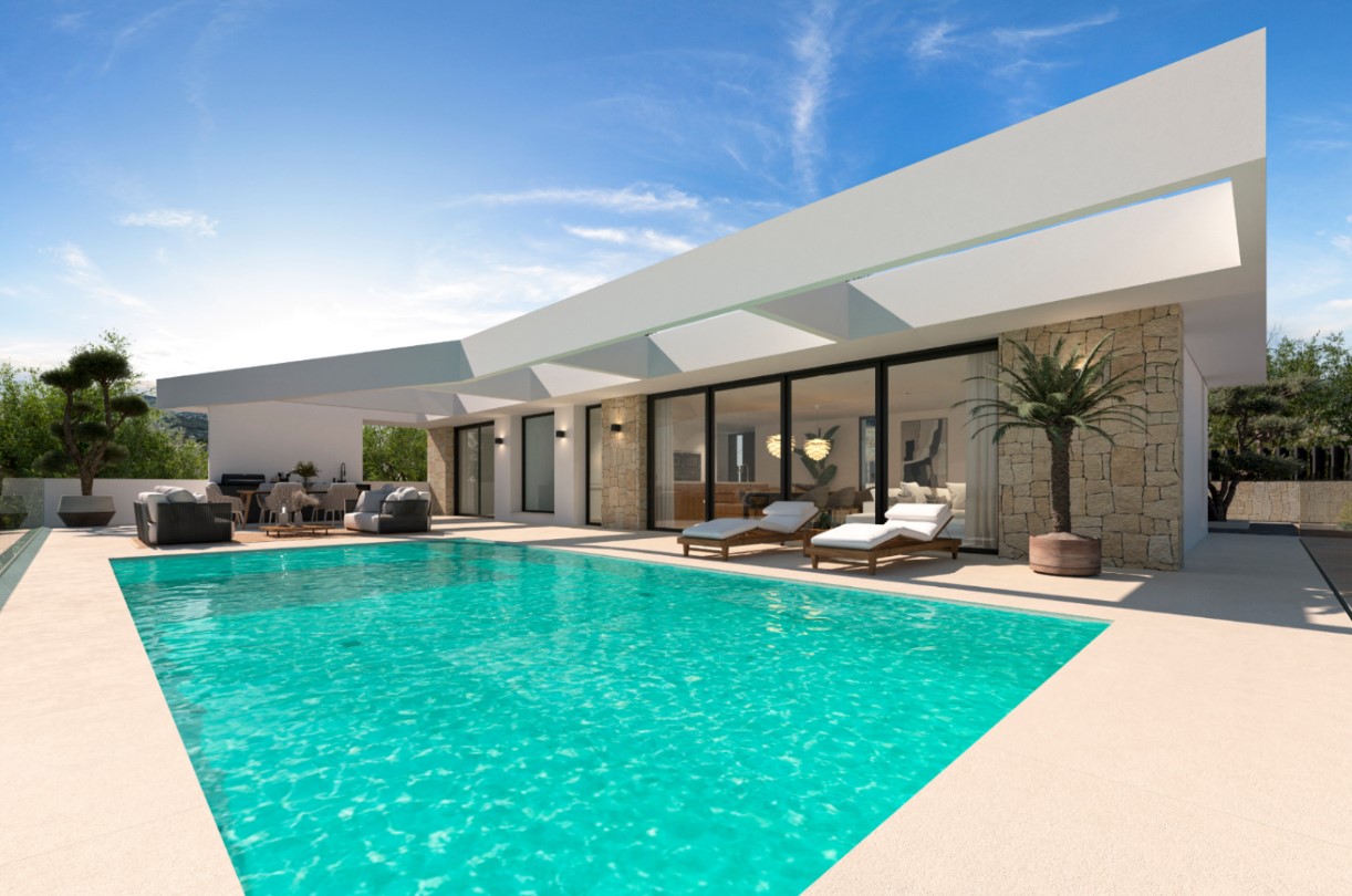 Modern terras met turquoise zwembad, ligbedden en een overdekte loungehoek. Gevel met natuurstenen details en grote glazen schuifpuien.