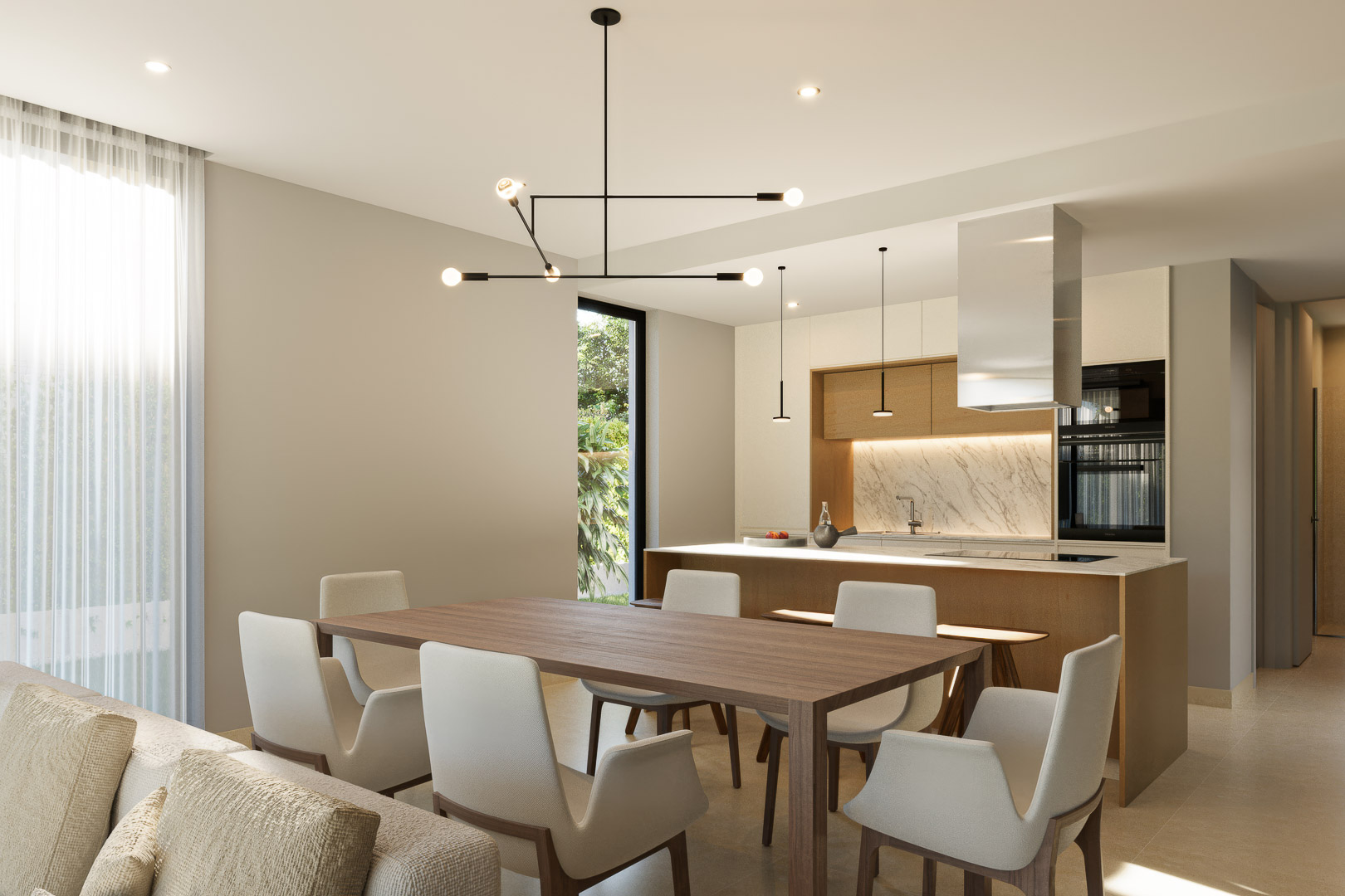 Open eetkamer en designkeuken met een marmeren kookeiland, houten kasten en een minimalistische zwarte kroonluchter boven de eettafel.