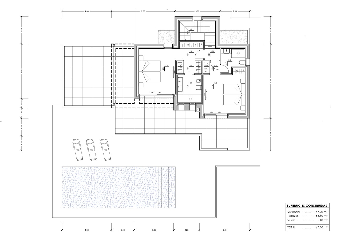 Technische plattegrond van de bovenverdieping met twee tweepersoonsslaapkamers met en-suite badkamers en een ruim terras van 68,80 m² boven het zwembad.