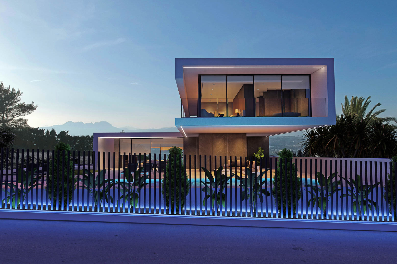 Nachtelijk buitenaanzicht van de villa, met een verlicht hek en een glimp van het zwembad.