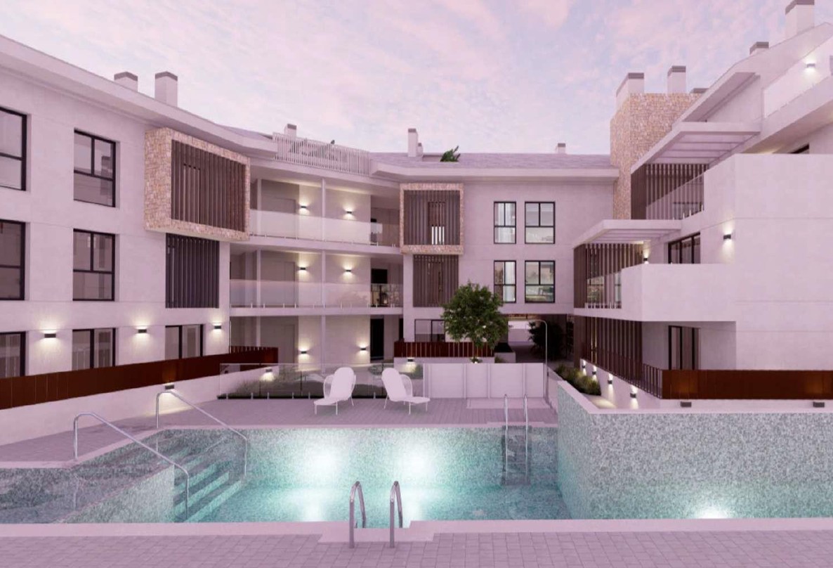 Avondzicht op het verlichte gemeenschappelijke zwembad en de moderne gevels met steenaccenten, houten lamellen en terrassen met glazen balustrades.