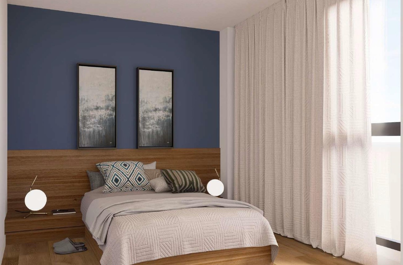 Eigentijdse slaapkamer met een blauwe accentmuur, geïntegreerd houten hoofdbord en kamerhoge gordijnen met textuur voor natuurlijk licht.