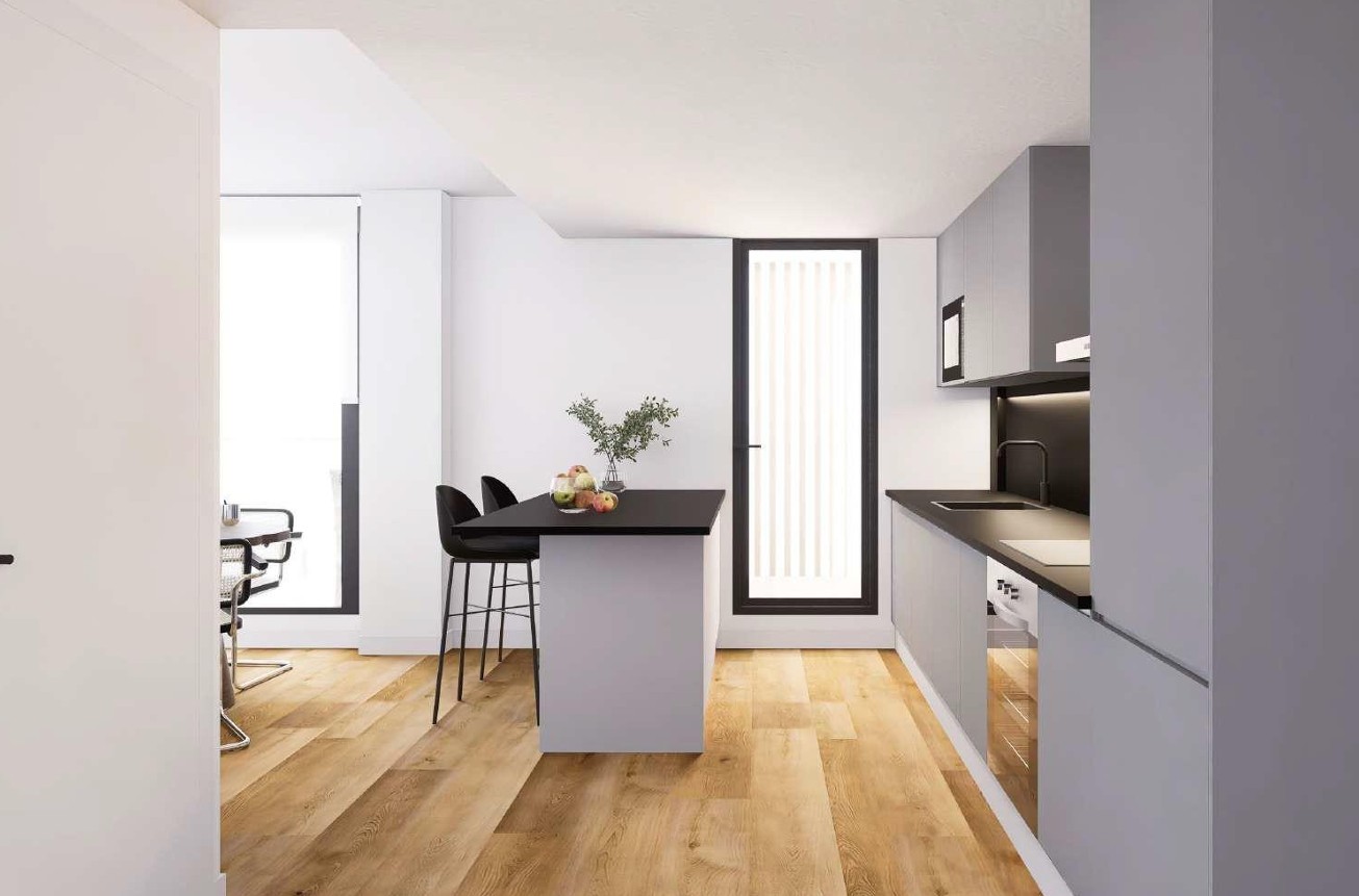 Moderne keuken met kookeiland, zwart werkblad en barkrukken. Voorzien van grijze greeploze kasten, inbouwapparatuur en een lichte eikenhouten vloer van Porcelanosa.
