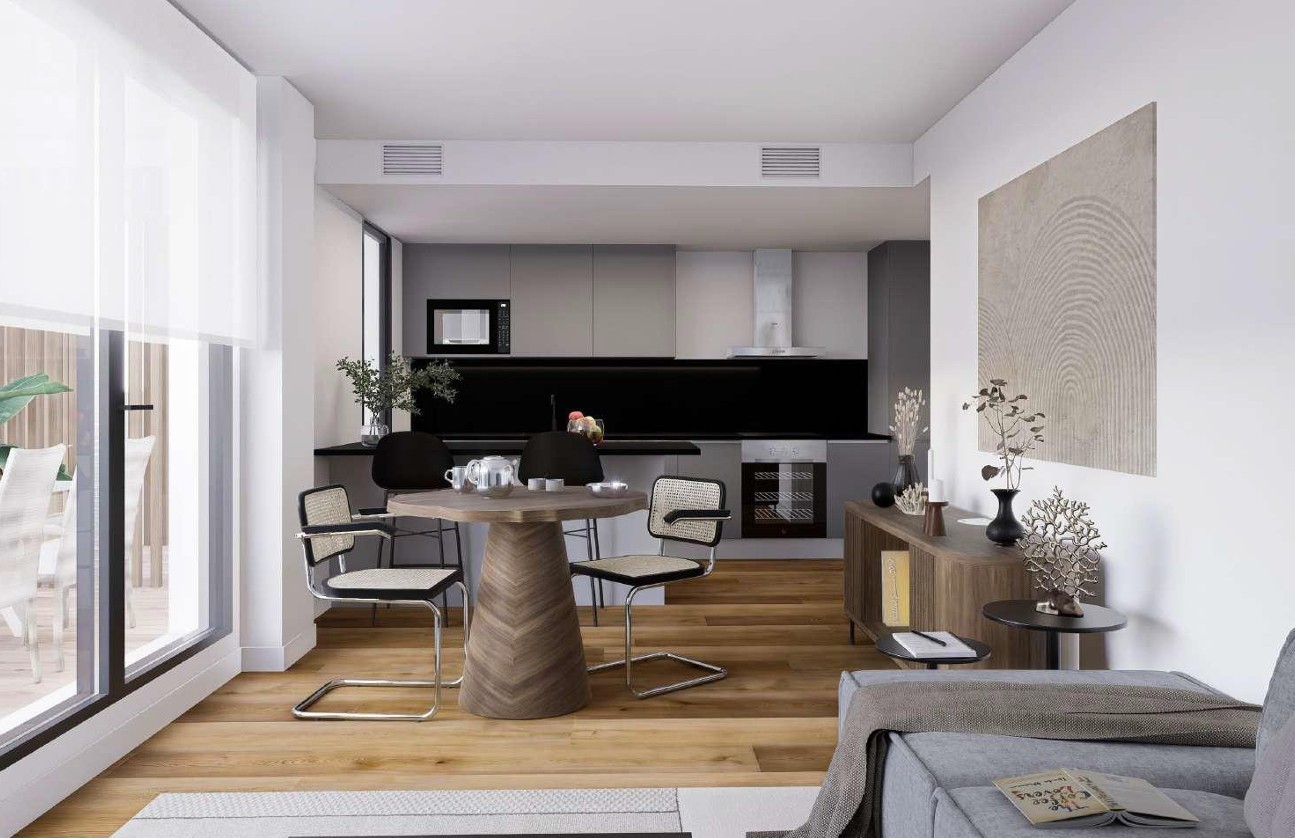 Open woon- en eetkamer met een moderne grijze keuken, Porcelanosa vloeren en grote schuifdeuren die leiden naar het zonnige terras.