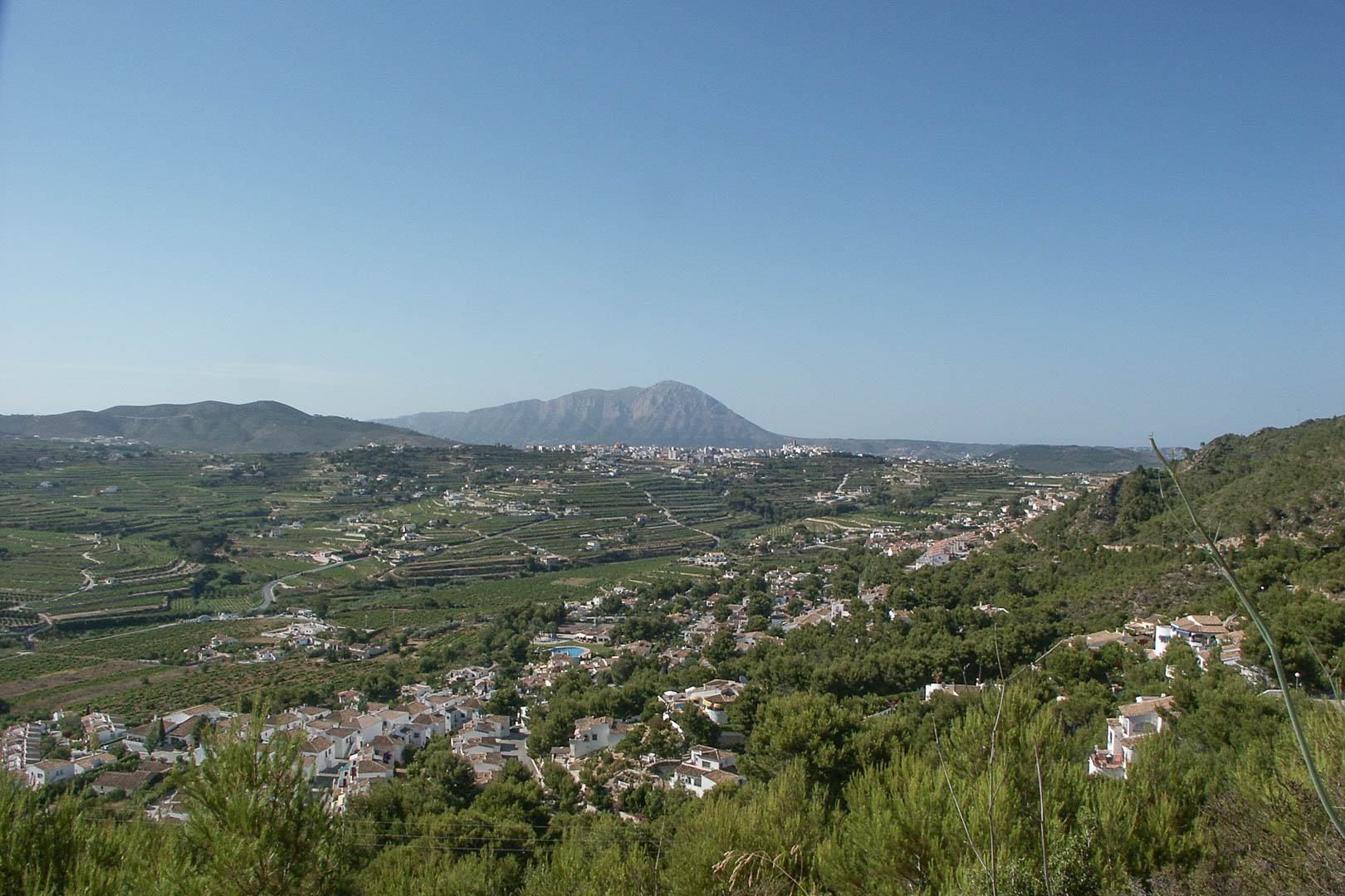 Panoramisch uitzicht vanaf het perceel in Paichi over de vallei en de Montgó-berg, met nadruk op de groene omgeving en de rustige woonwijk.