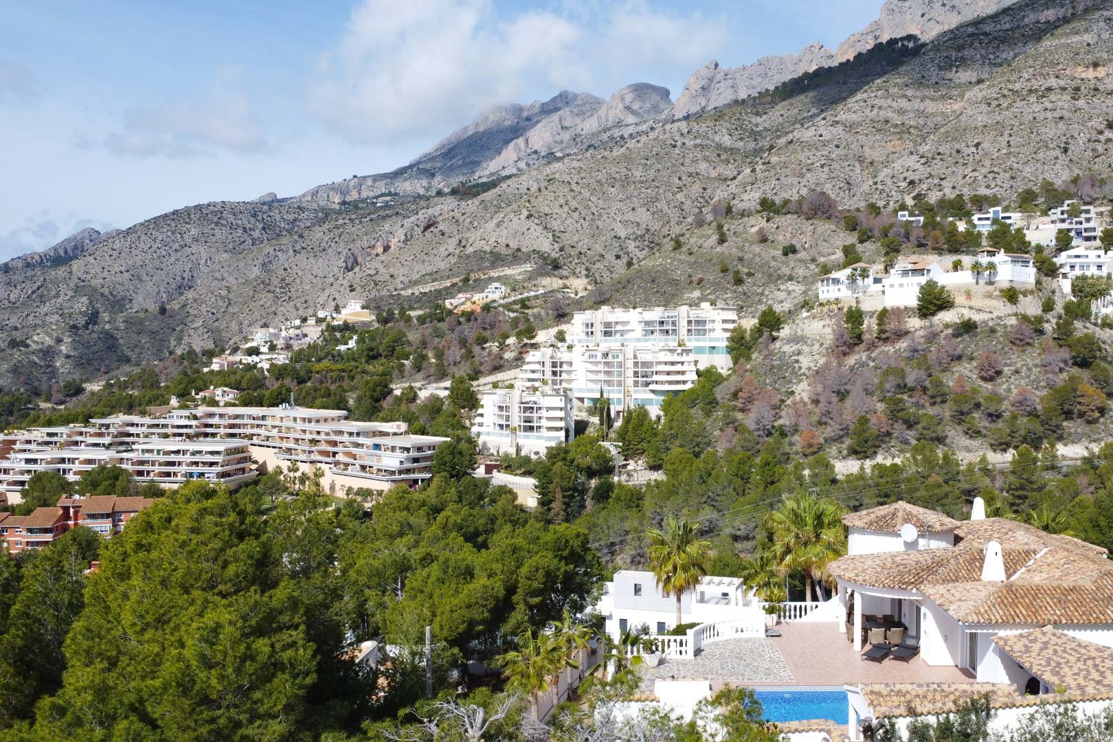 Luchtopname van de mediterrane villa met zwembad, prachtig gelegen aan de voet van het indrukwekkende Sierra de Bernia gebergte in Altea.