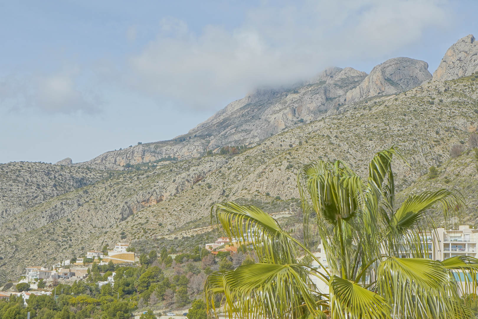 Panoramisch uitzicht op de Sierra de Bernia, waarbij de rotsachtige bergtoppen en de omliggende mediterrane natuur vanuit de villa zichtbaar zijn.