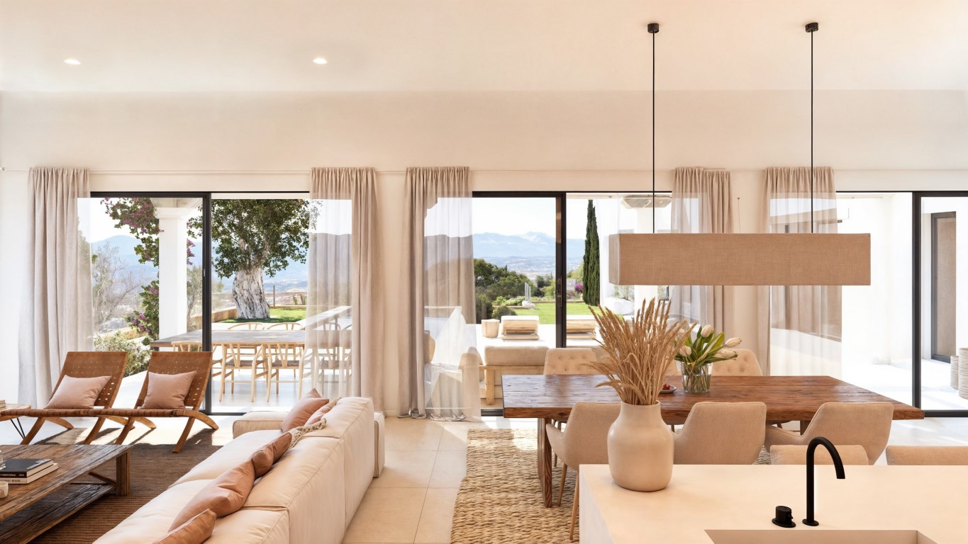 Open woon- en eetkamer met grote glazen schuifdeuren, een massief houten tafel en panoramisch uitzicht over de vallei en de bergen.