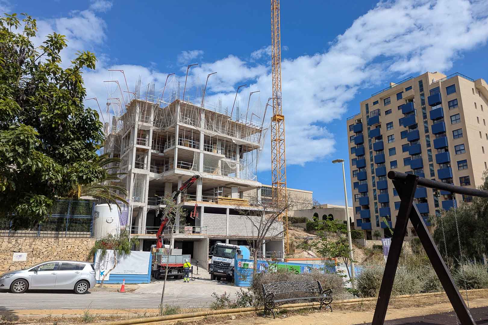 Huidige voortgang van de bouw in Calpe, met de gewapende betonstructuur, bouwkraan en de ontwikkeling van de verdiepingen in La Manzanera.