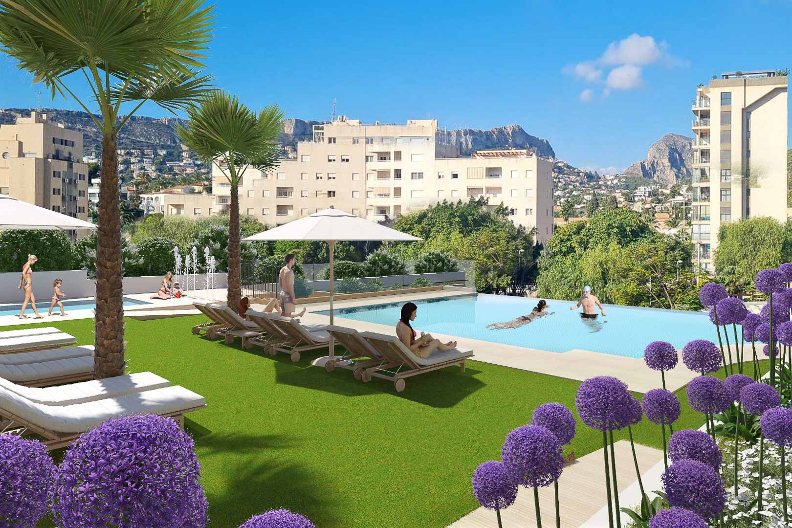 Infinity zwembad met zonneterras, ligstoelen en palmbomen, met een weids uitzicht over de stad Calpe en de nabijgelegen bergen.