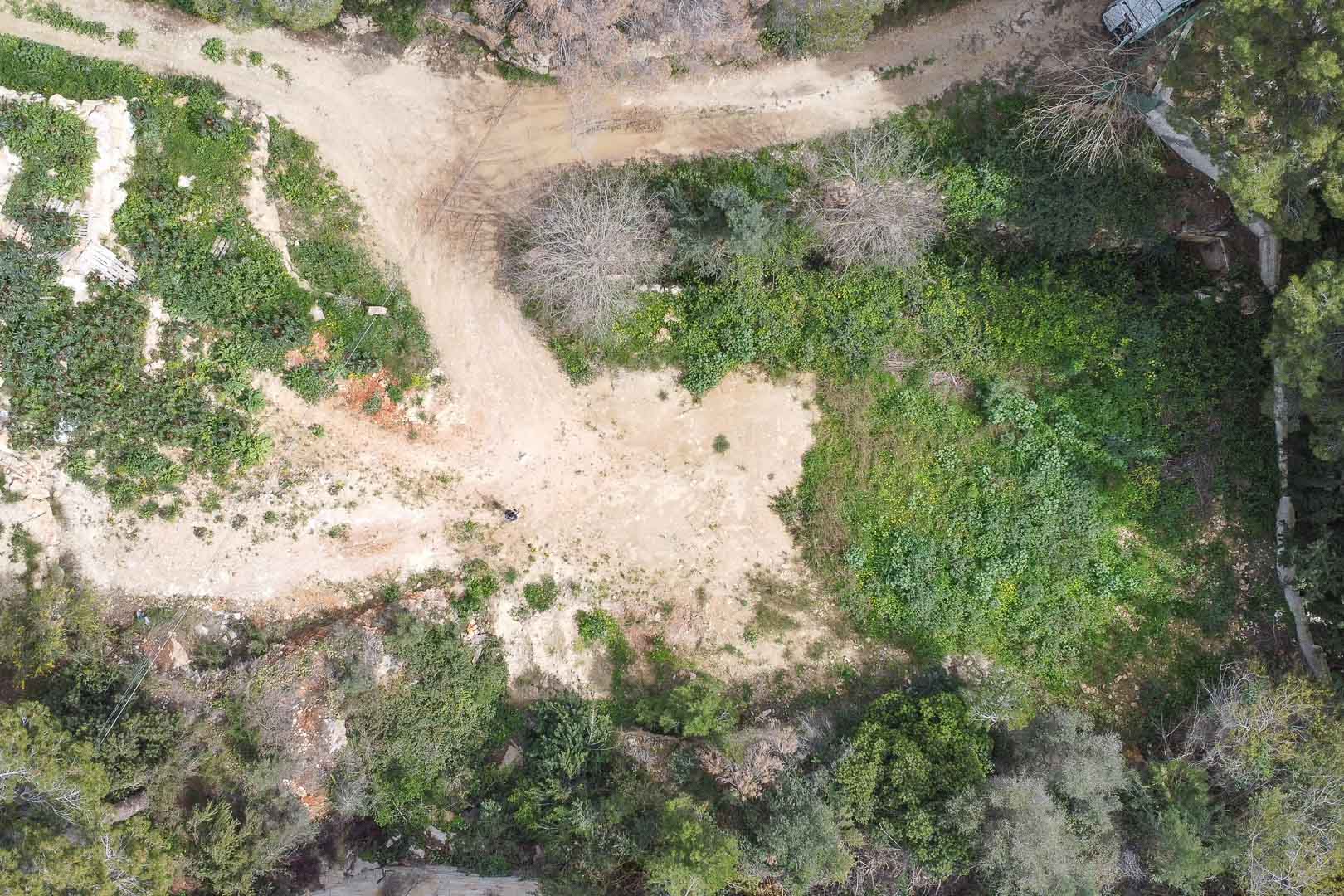 Bovenaanzicht van het bouwperceel met natuurlijke mediterrane begroeiing, klaar voor de ontwikkeling van het op maat gemaakte villaproject in La Corona.