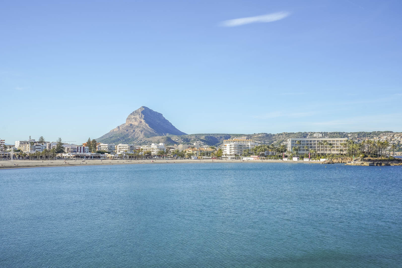 Panoramisch uitzicht op de baai van Jávea met de iconische berg Montgó op de achtergrond, wat de nabijheid van de kust en de Middellandse Zee benadrukt.