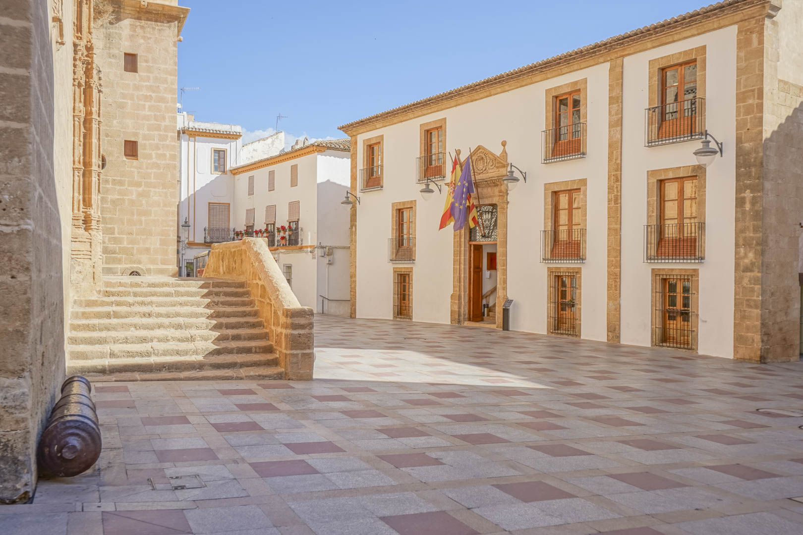 Toplocatie nabij het historische centrum van Jávea, met het karakteristieke plein, traditionele tosca-steenarchitectuur en historische institutionele gebouwen.