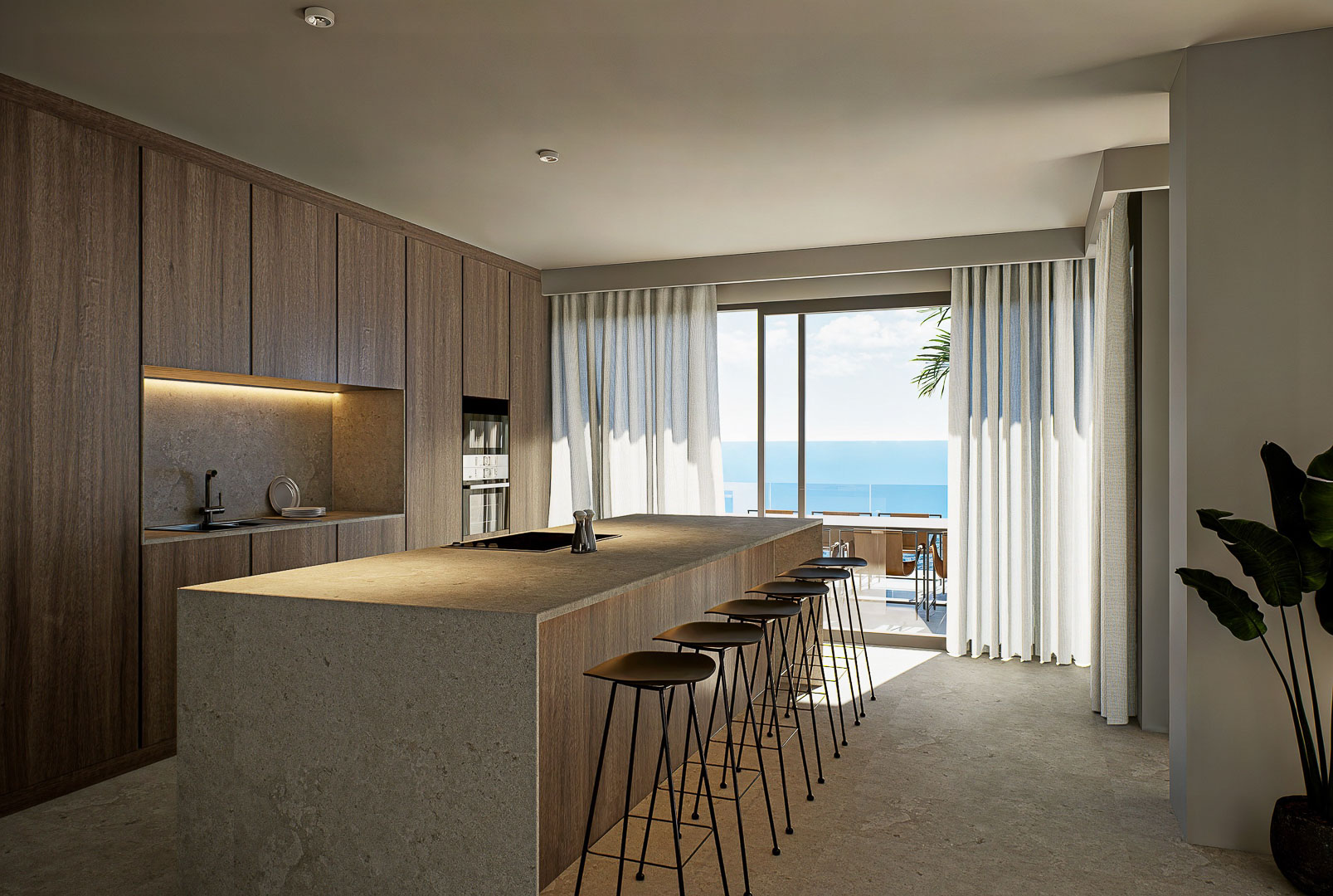 Designkeuken met een stenen kookeiland, natuurlijk houten kastenwand en schuifpui naar het terras met panoramisch uitzicht over de Middellandse Zee.