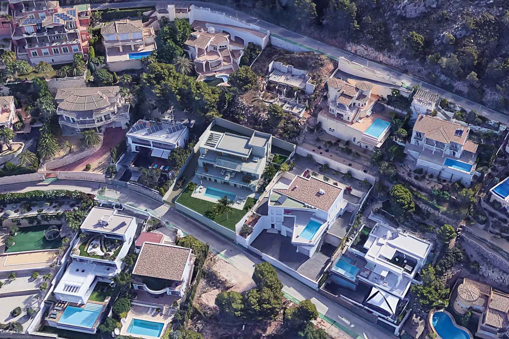 Luchtfoto van de moderne villa in Altea Hills, met de architectuur van meerdere verdiepingen, het privézwembad en de tuin op een hellend perceel.